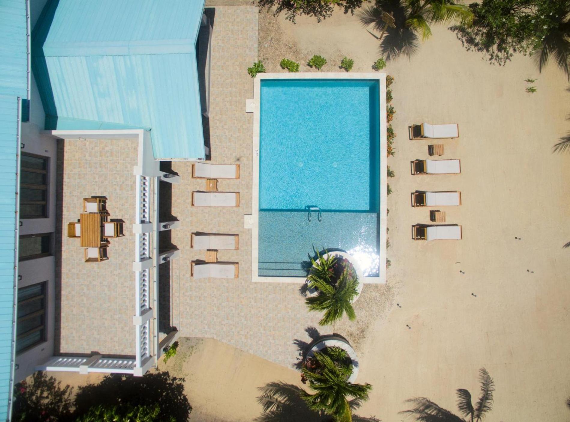 Surfside Gecko - Large Oceanfront Villa with Pool Close to Village