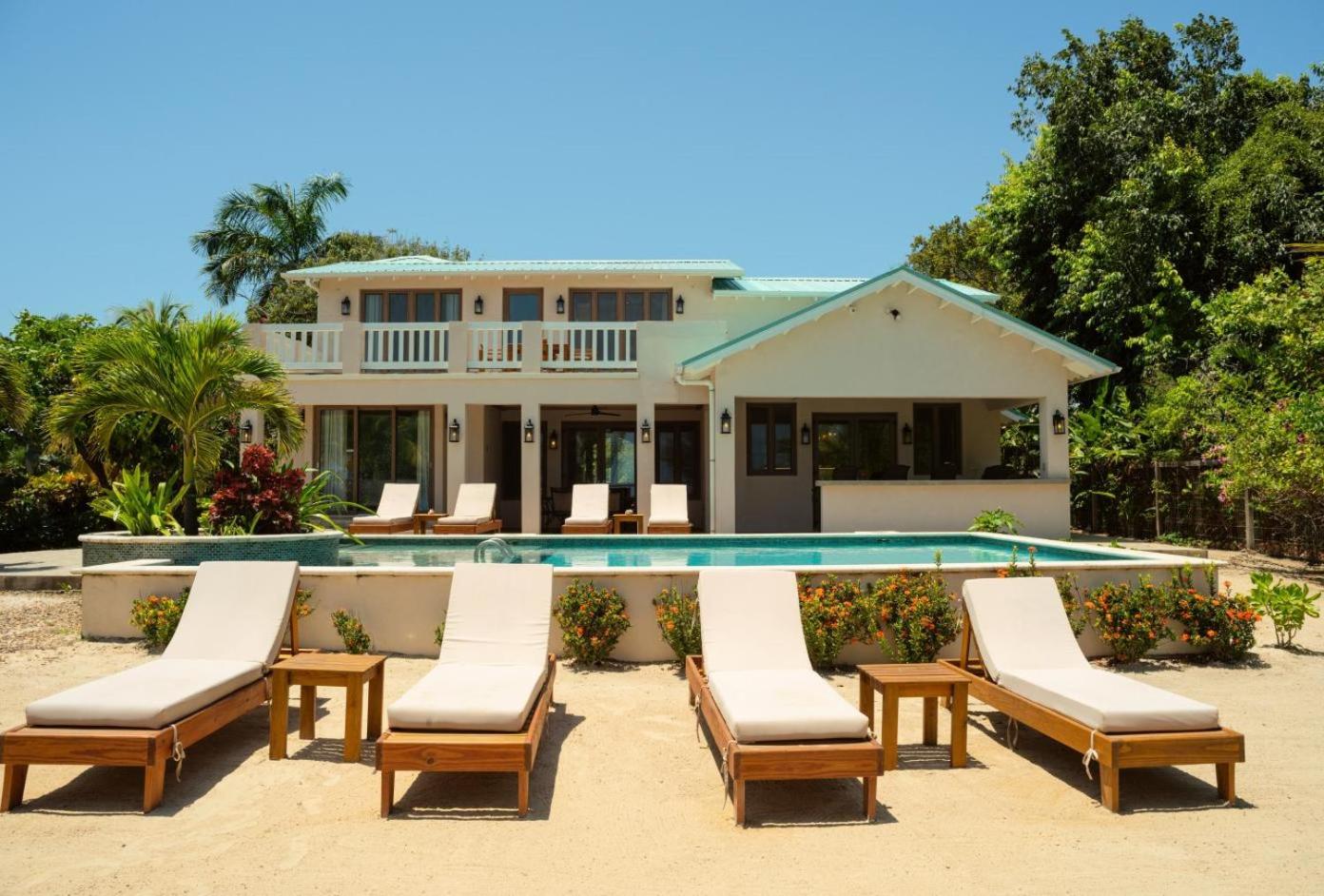 Surfside Gecko - Large Oceanfront Villa with Pool Close to Village