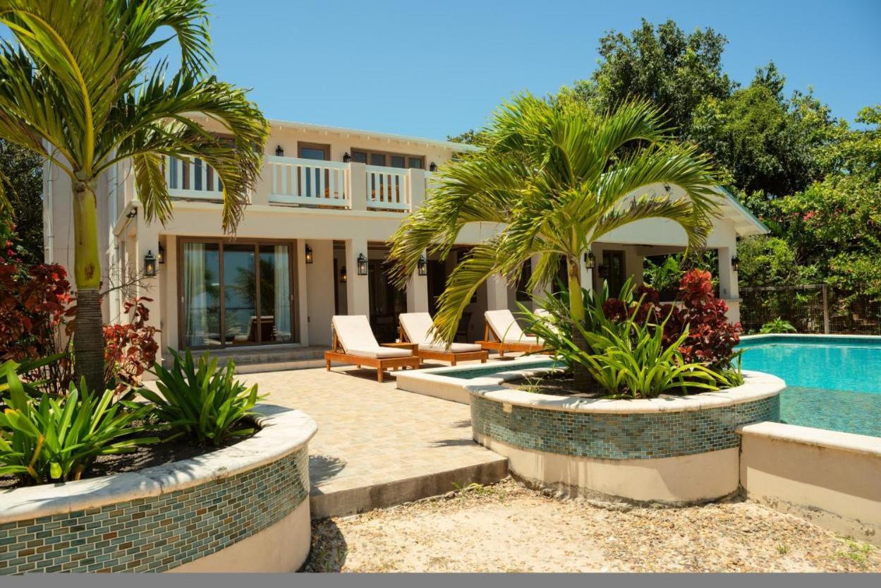 Surfside Gecko - Large Oceanfront Villa with Pool Close to Village