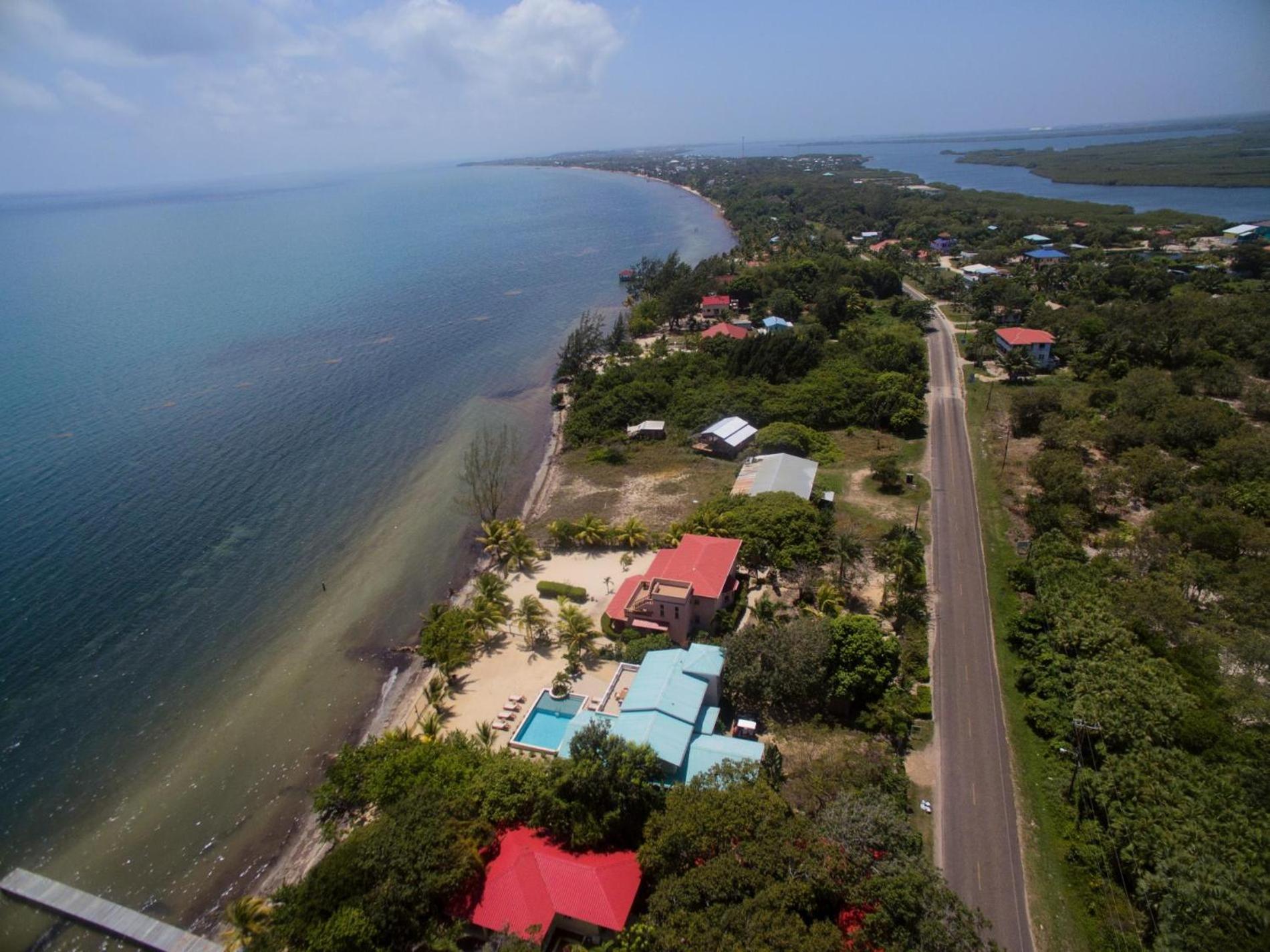 Surfside Gecko - Large Oceanfront Villa with Pool Close to Village