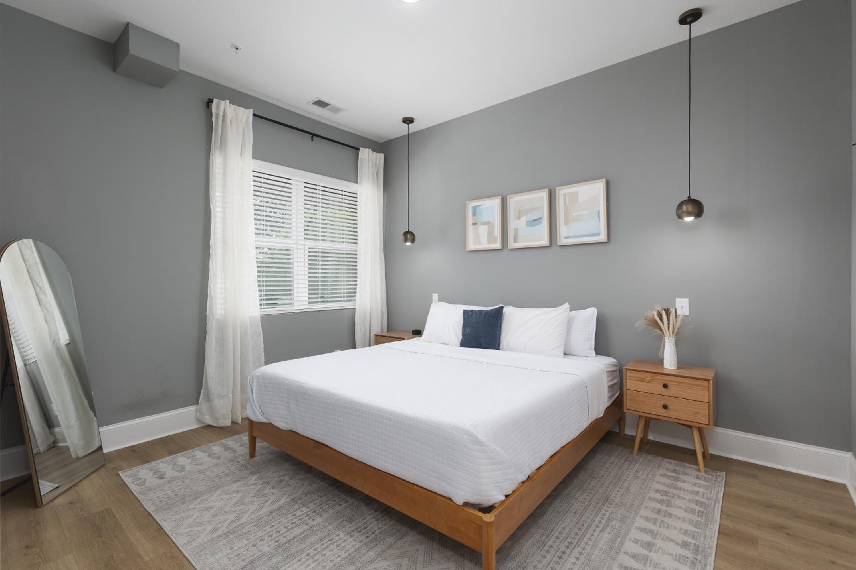 Stunning Spacious Condo near Restaurants & Coffee view 3