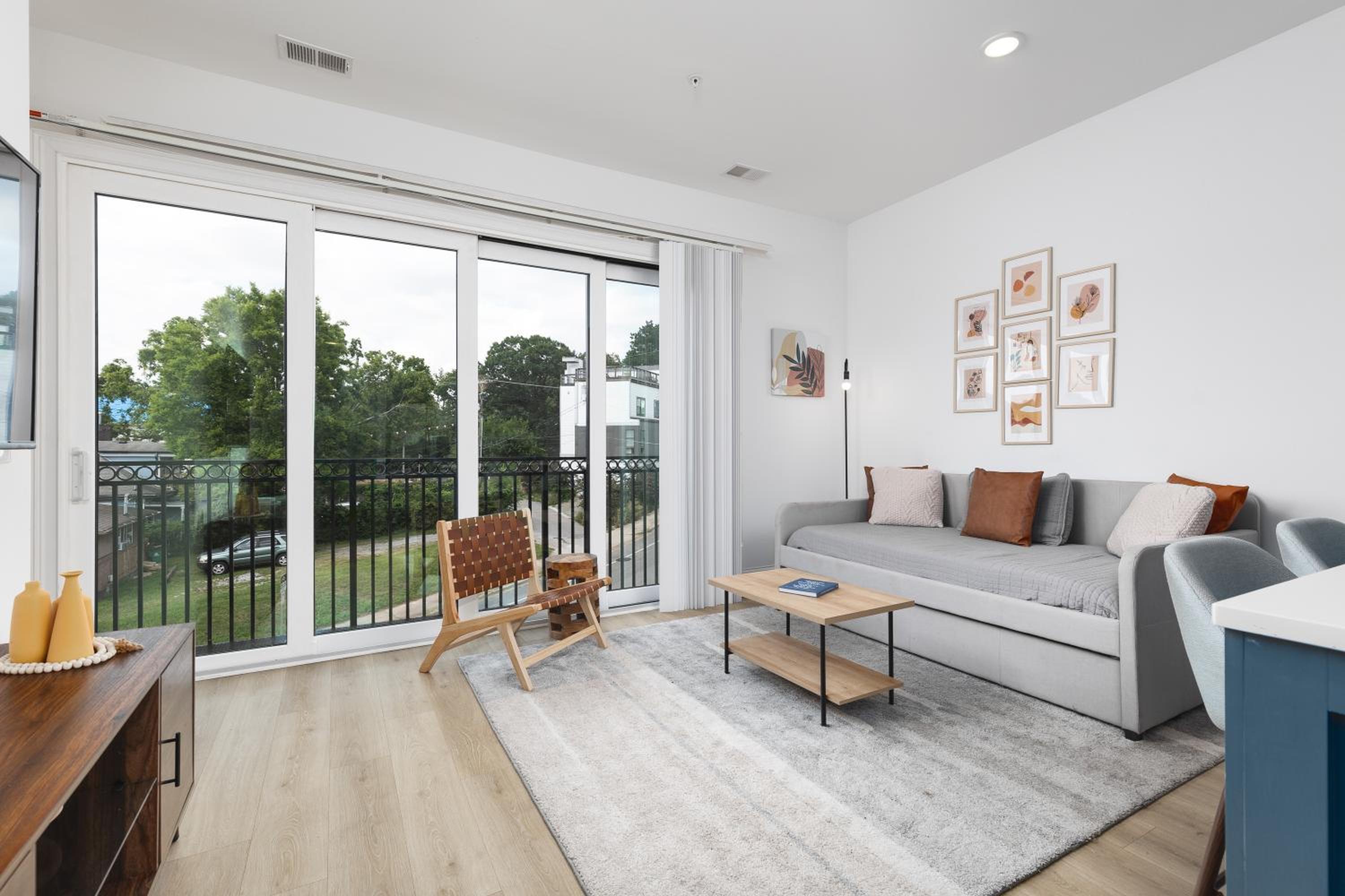 Stunning Spacious Condo near Restaurants & Coffee view 5