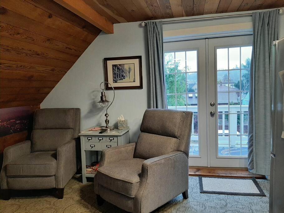 UPSTAIRS Alki Beach APARTMENT - Seattle -Historic-1858 view 5