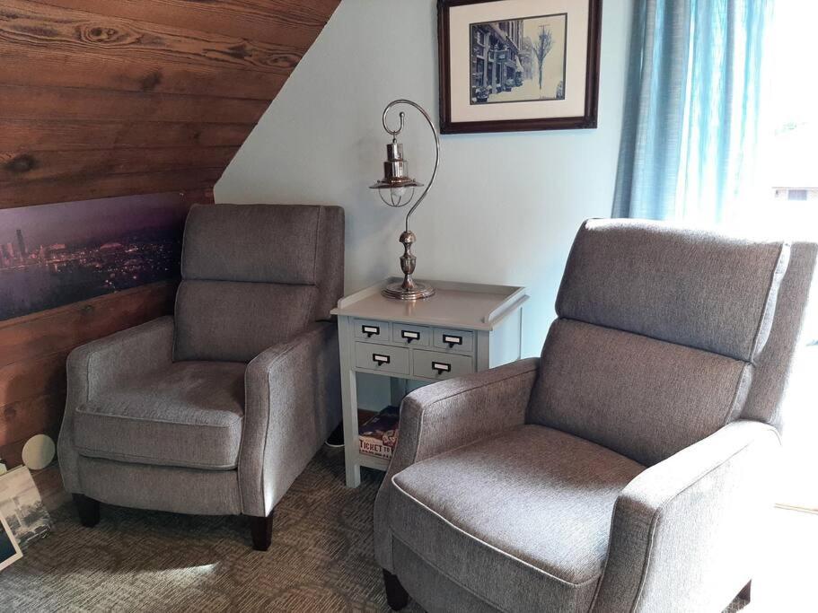 UPSTAIRS Alki Beach APARTMENT - Seattle -Historic-1858 view 4