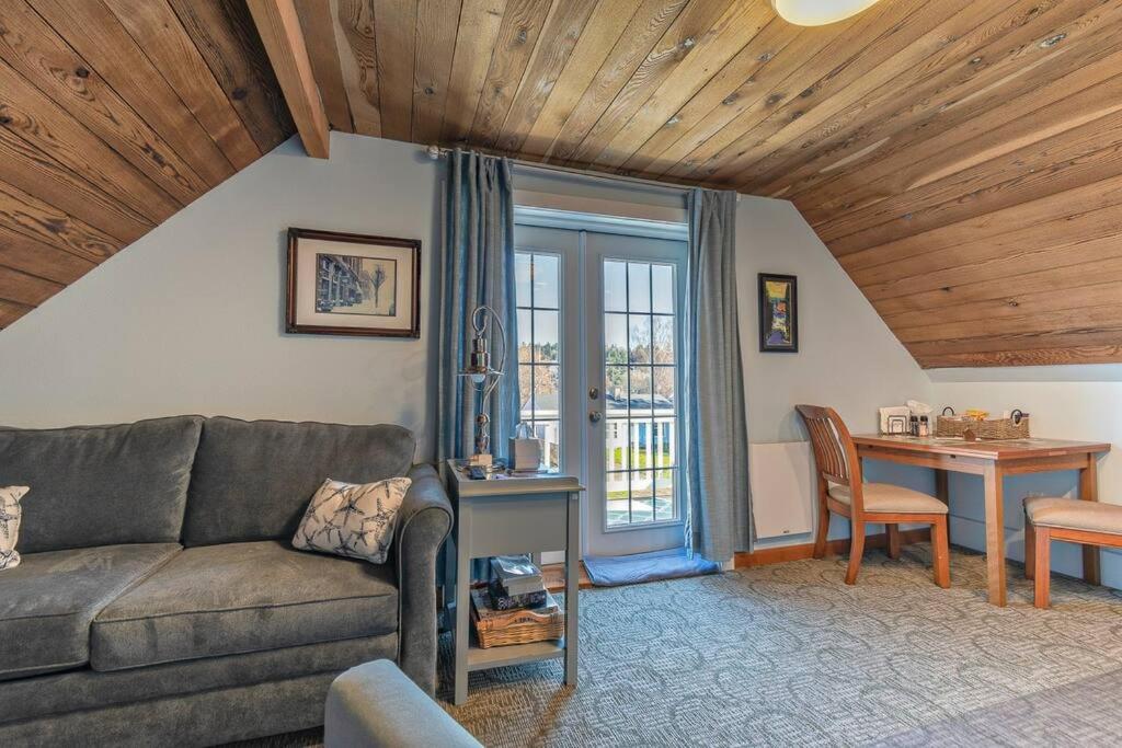 UPSTAIRS Alki Beach APARTMENT - Seattle -Historic-1858 view 3