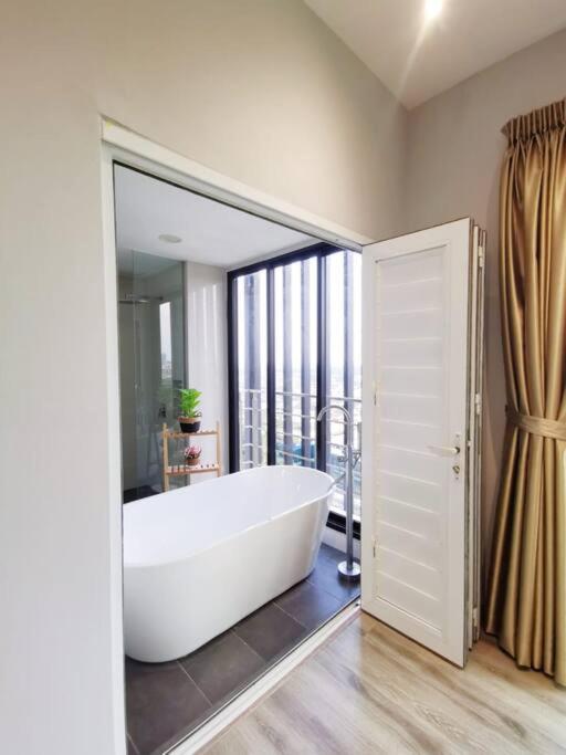 0813bathtubsuite3+1room5bed2carp midvalleyjbcenter