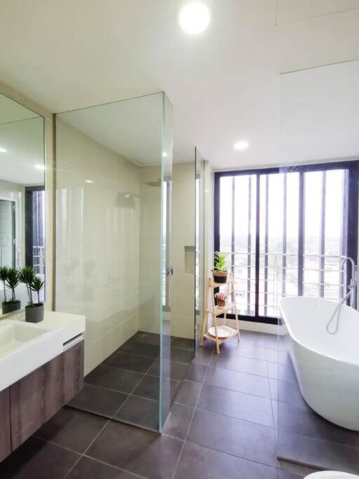 0813bathtubsuite3+1room5bed2carp midvalleyjbcenter