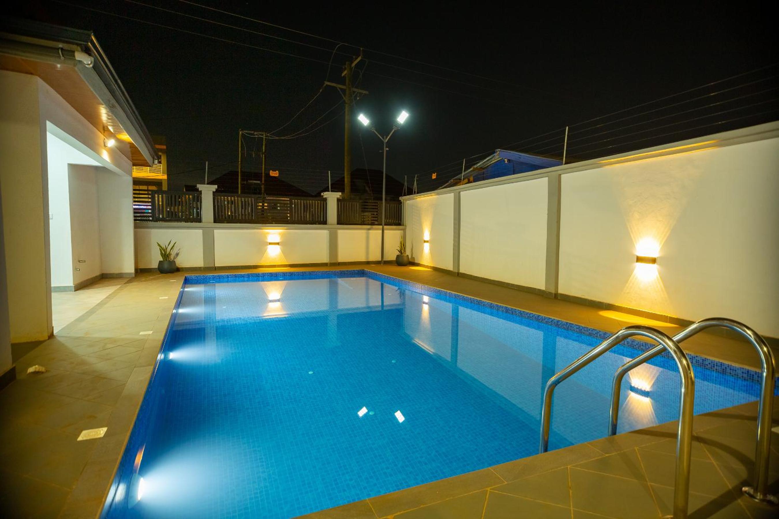 Cozy 3 bedroom apartment with a pool view 2