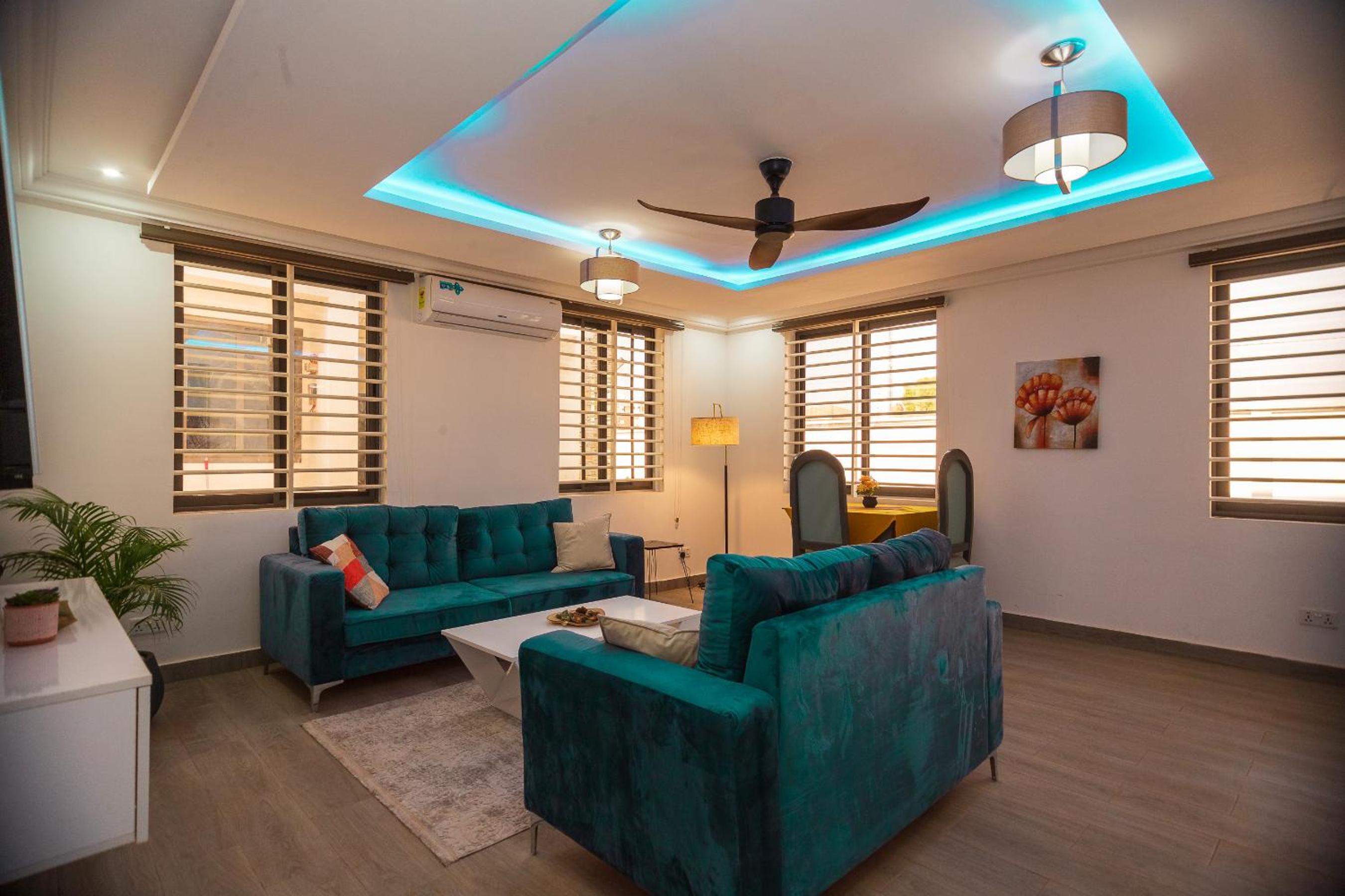Cozy 3 bedroom apartment with a pool view 5