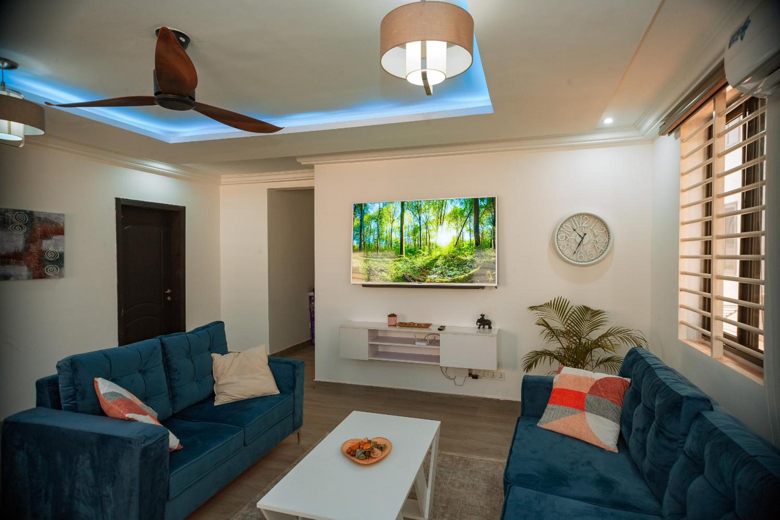 Cozy 3 bedroom apartment with a pool view 4