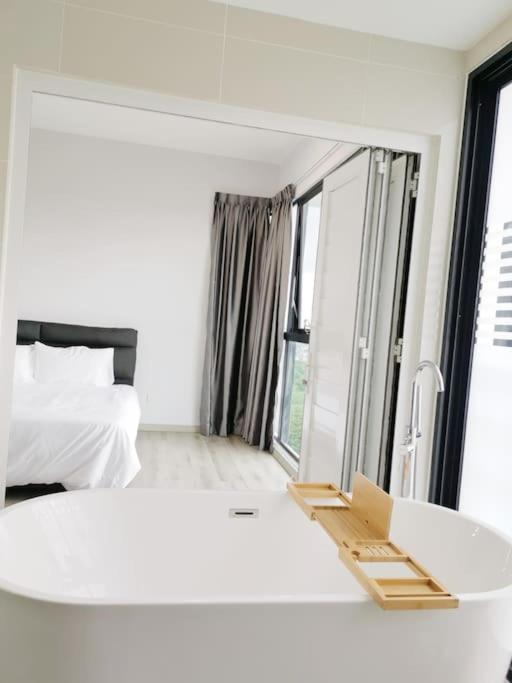 2101BAthtubsuite 3+1room2carp3wc midvelleyjbcenter