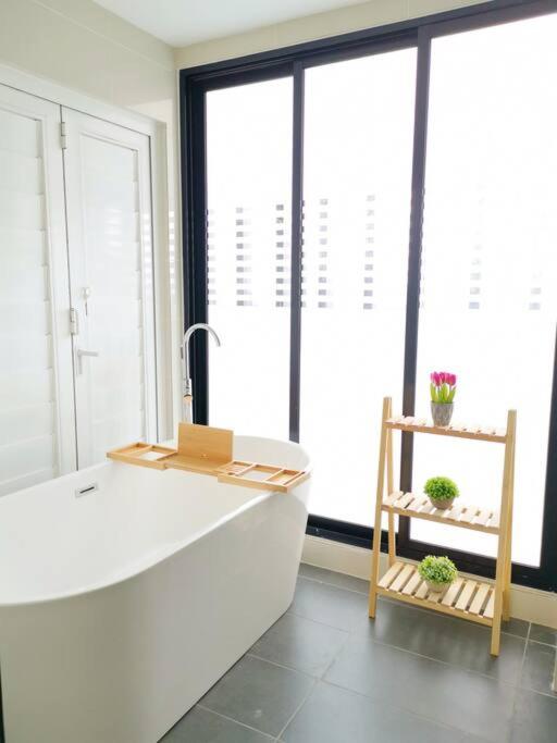 2101BAthtubsuite 3+1room2carp3wc midvelleyjbcenter
