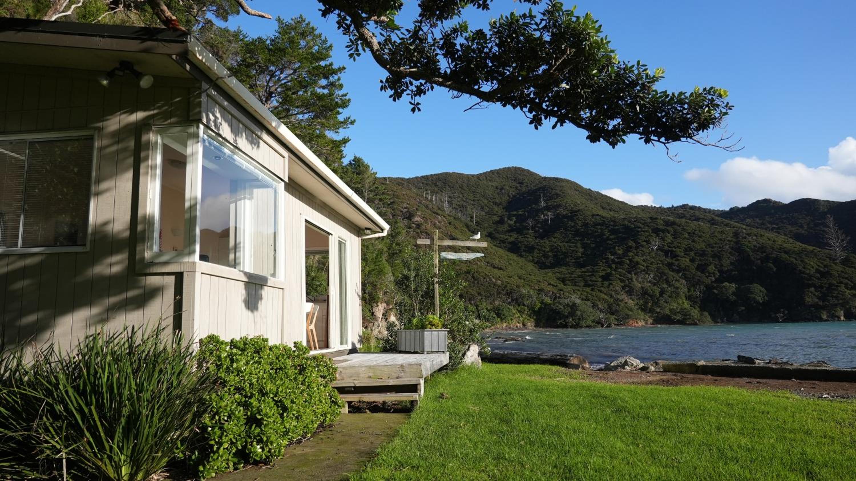 Karaka Bay Lodge