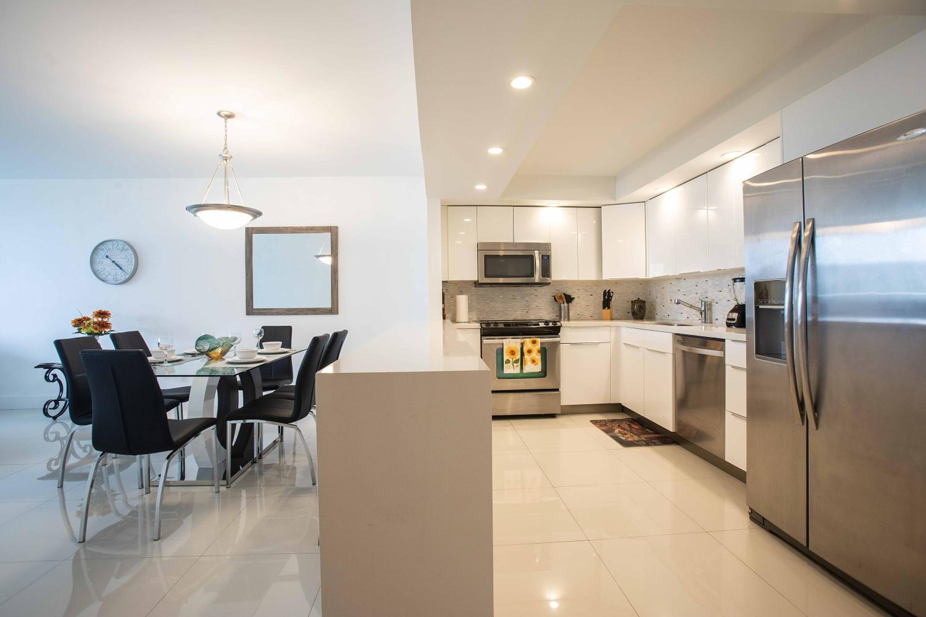Sunny Isles Beach Retreat with Bay Views 2 BR 2 BA OR 1BR 1 BA Parking & Fast Wi-Fi view 4
