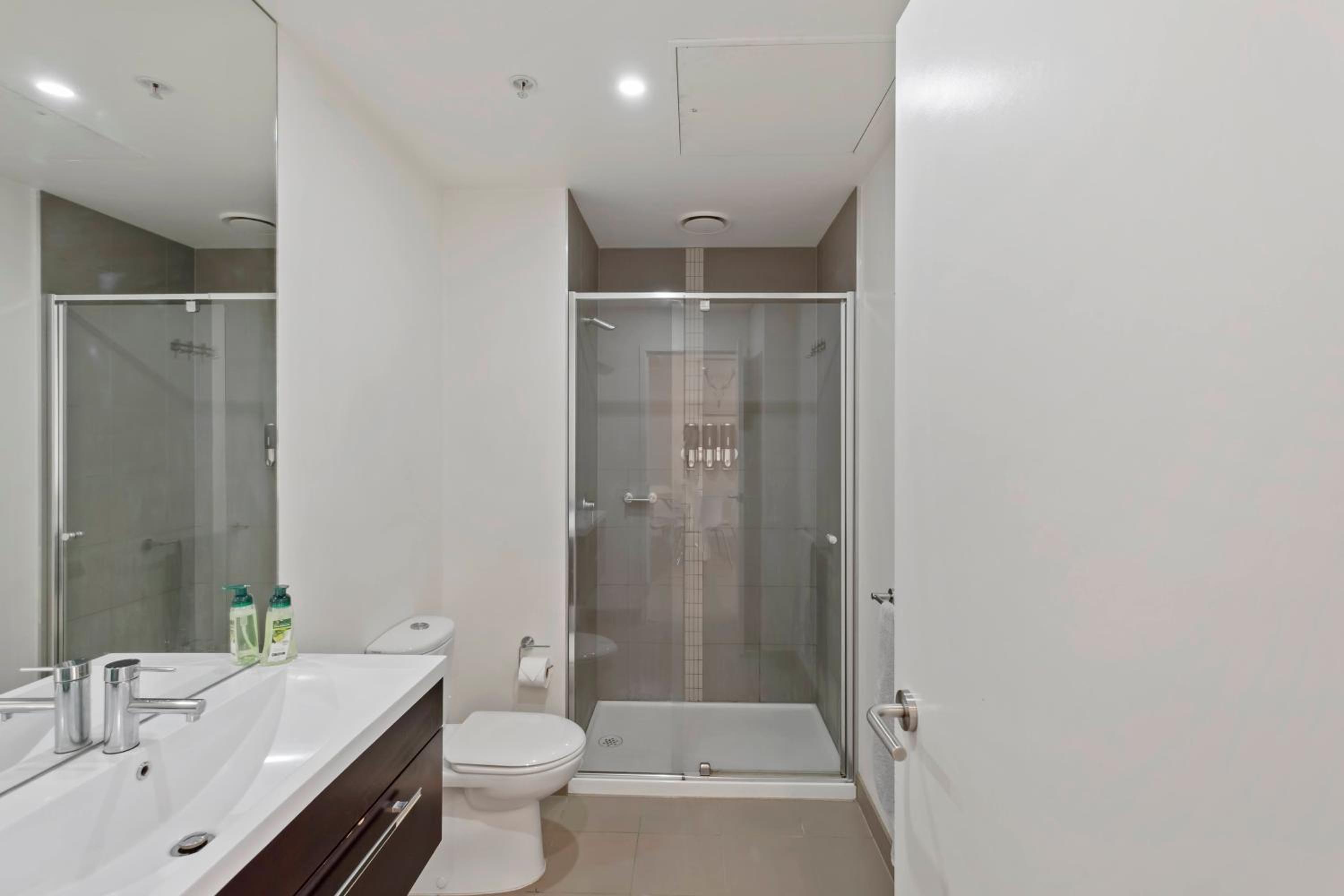 Southbank Apartment with Skyline View: 5-Min Walk to CROWN Casino
