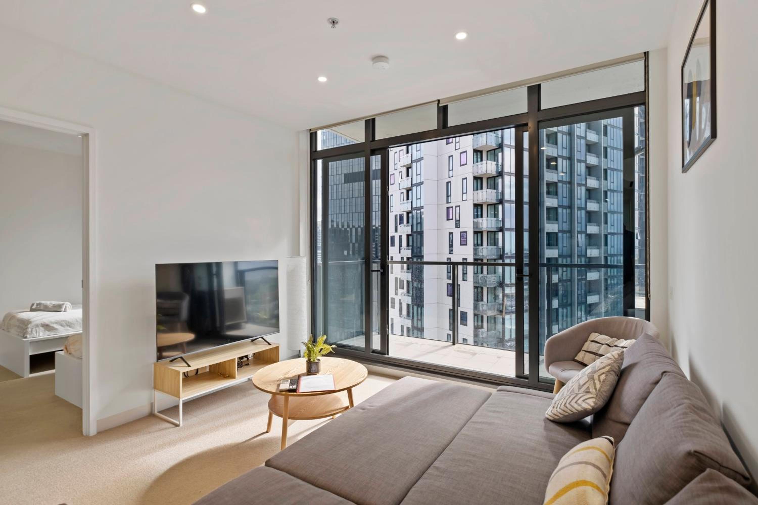 Southbank Apartment with Skyline View: 5-Min Walk to CROWN Casino