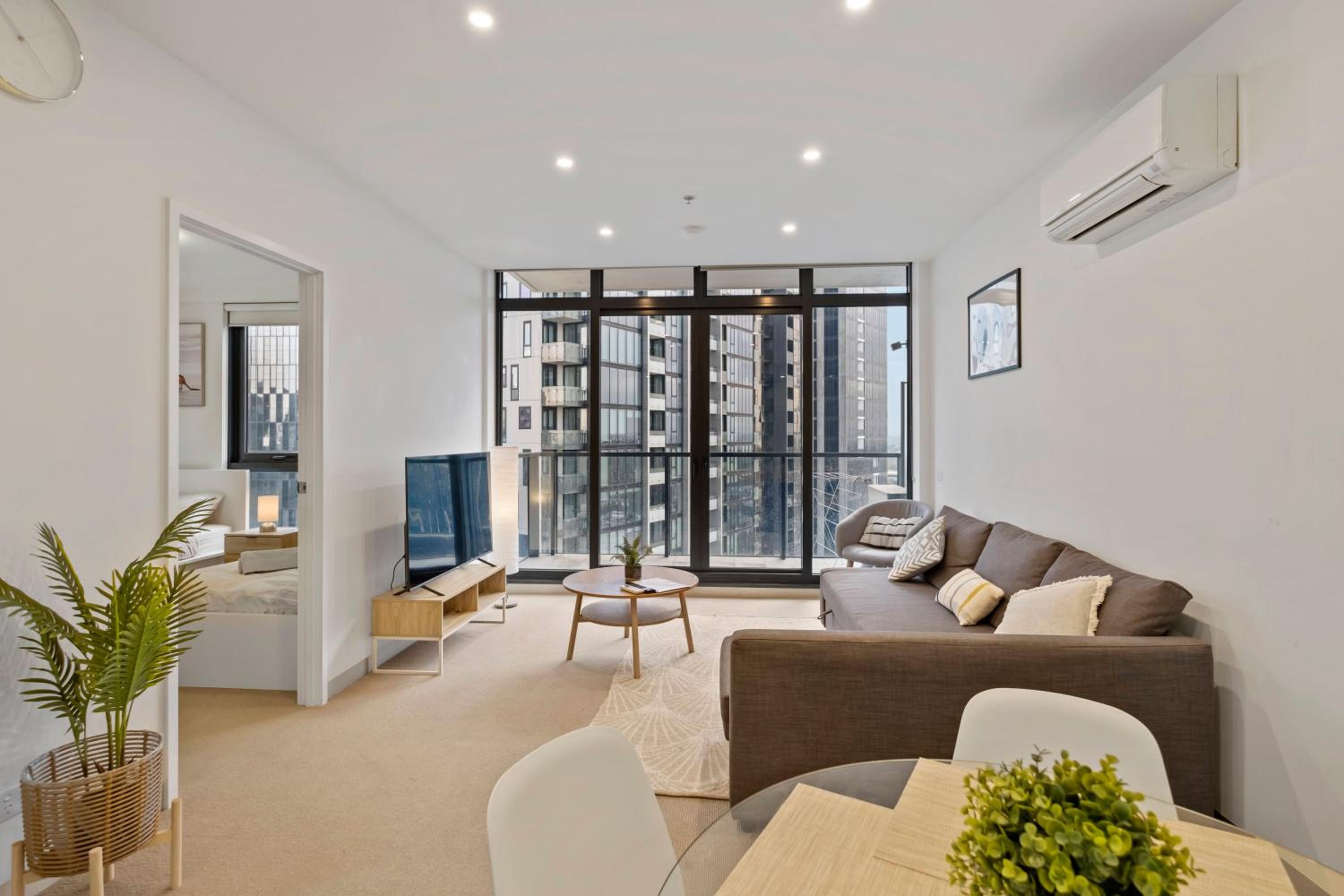 Southbank Apartment with Skyline View: 5-Min Walk to CROWN Casino