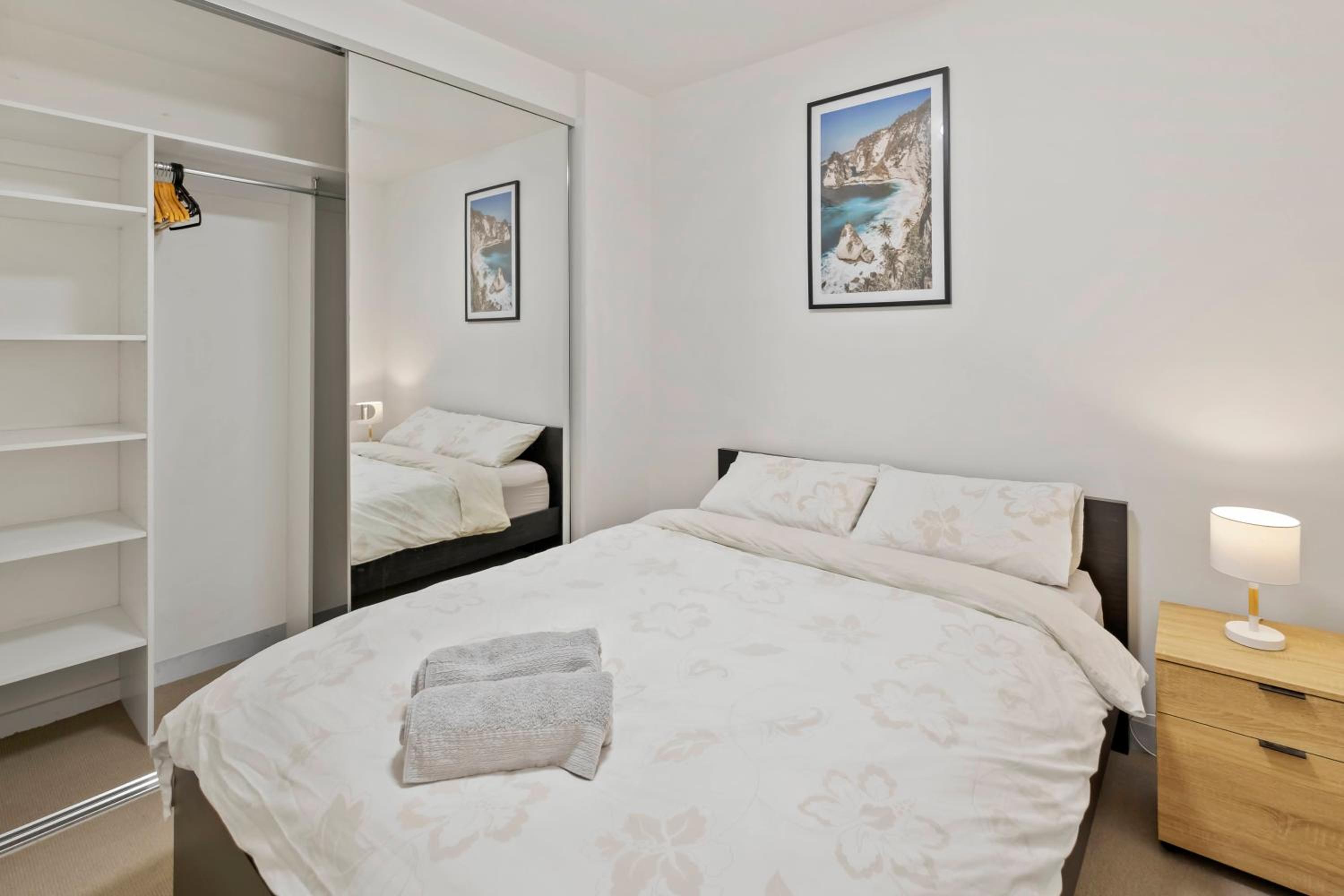 Southbank Apartment with Skyline View: 5-Min Walk to CROWN Casino