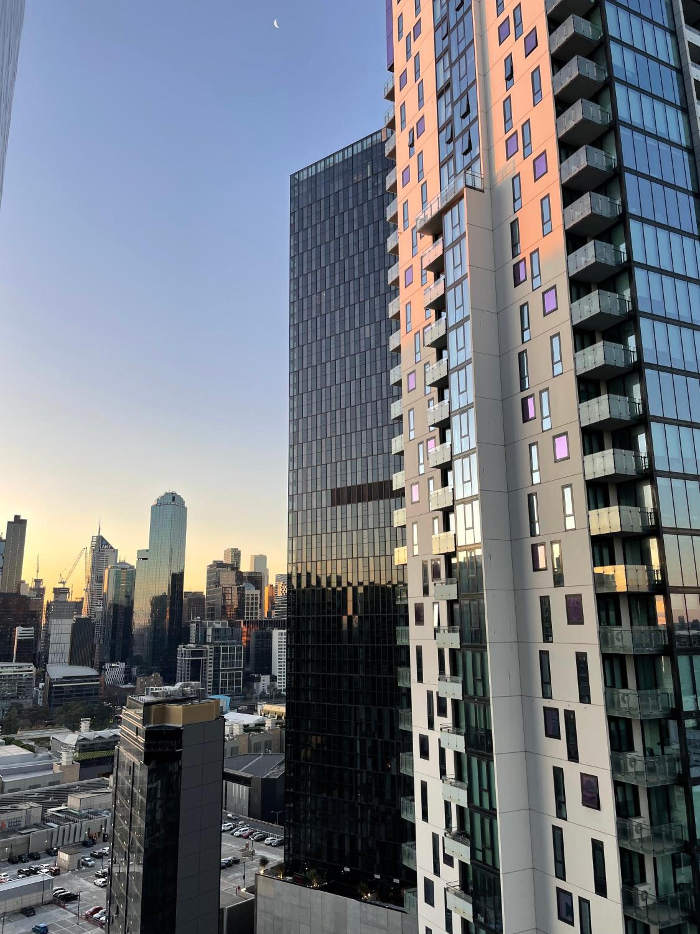 Southbank Apartment with Skyline View: 5-Min Walk to CROWN Casino