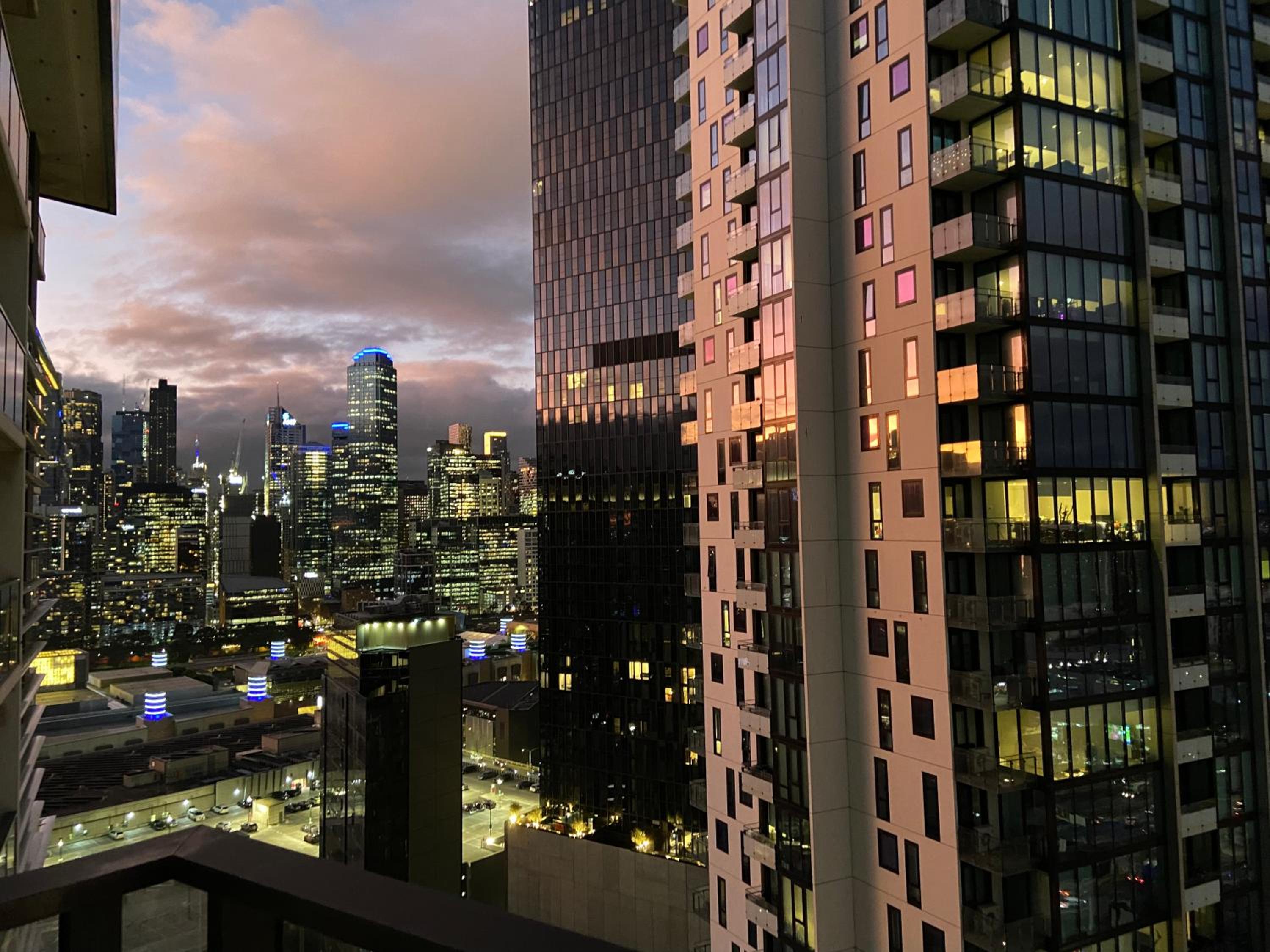 Southbank Apartment with Skyline View: 5-Min Walk to CROWN Casino
