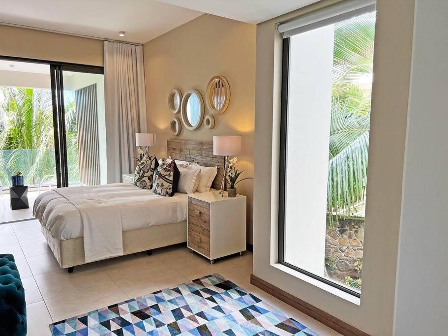 Luxury 4 Bed Penthouse, Pool & stunning Sea views view 2