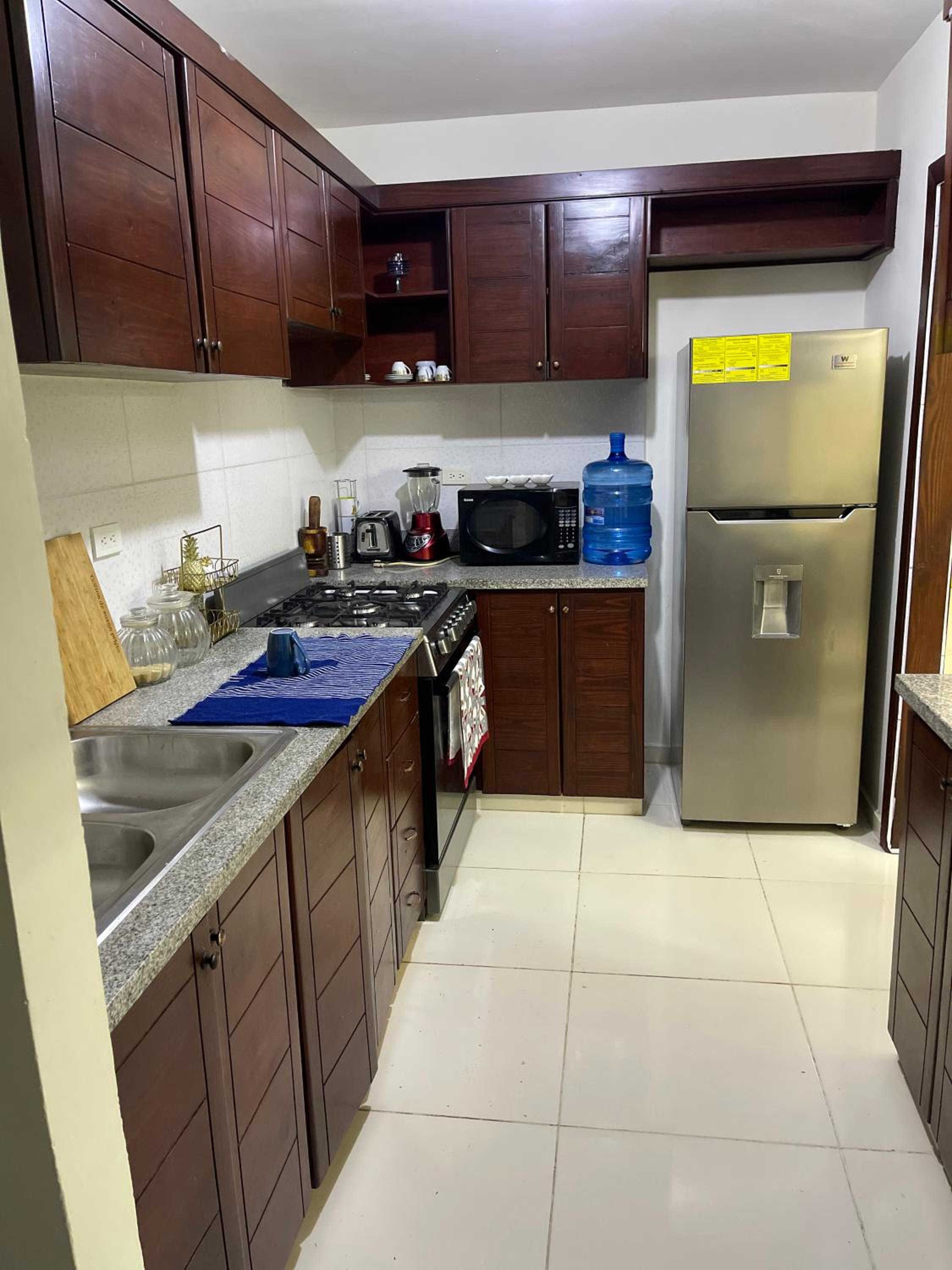 Apartamento Amplio en Residencial de 2 Habitaciones