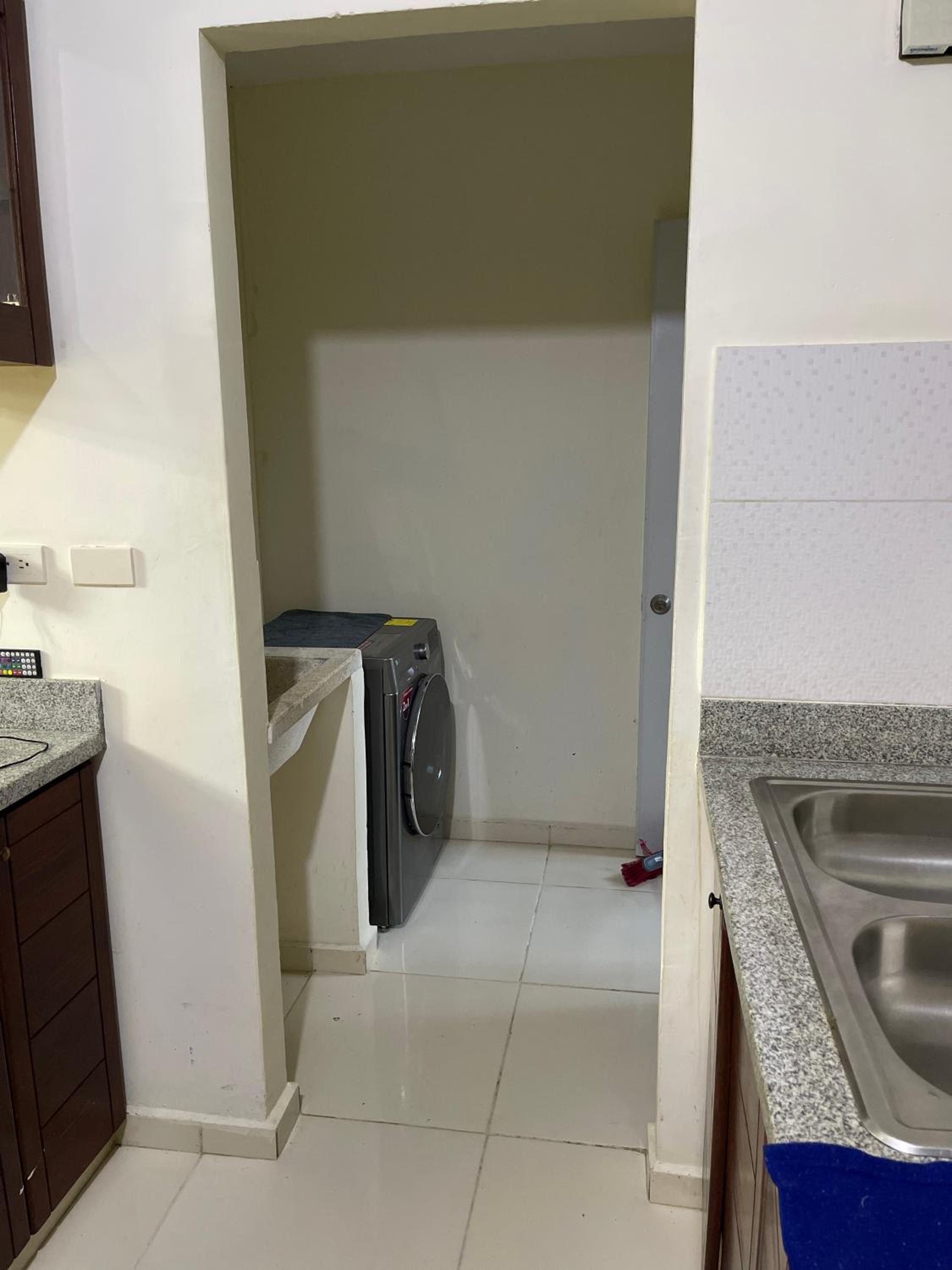 Apartamento Amplio en Residencial de 2 Habitaciones