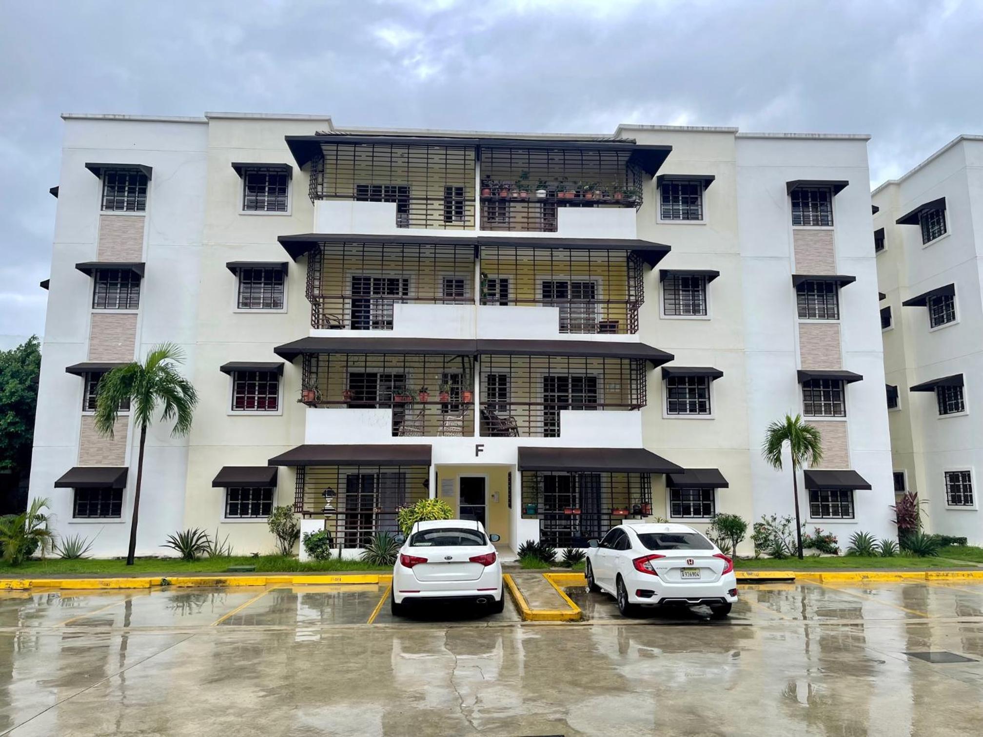 Apartamento Amplio en Residencial de 2 Habitaciones