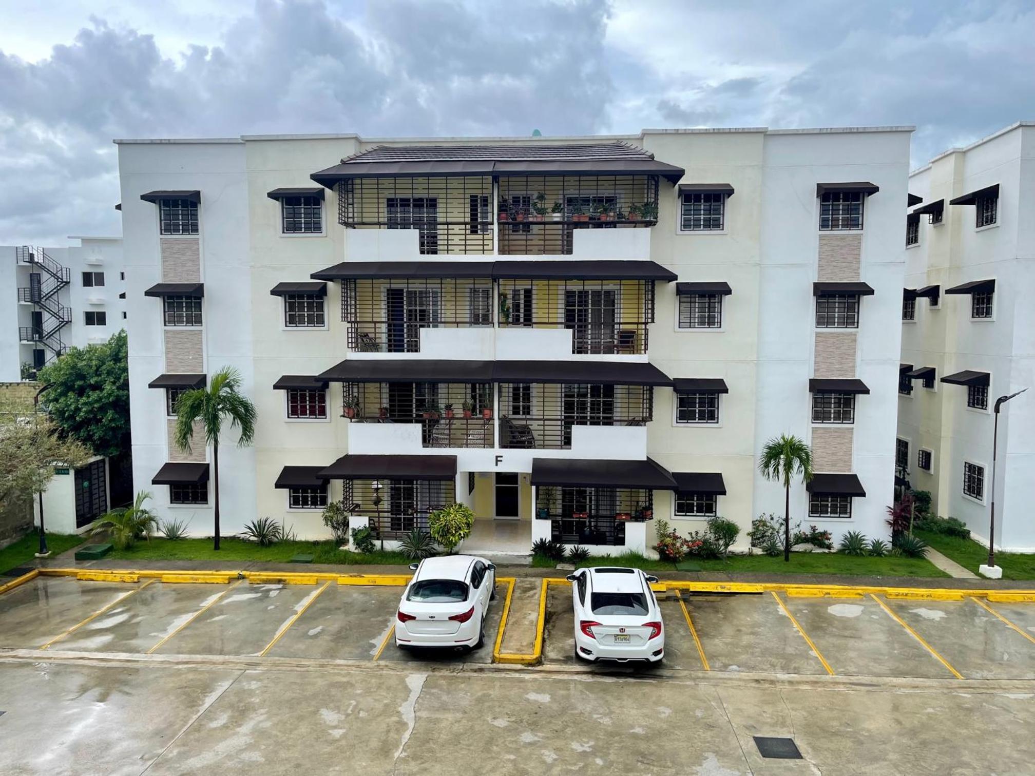 Apartamento Amplio en Residencial de 2 Habitaciones