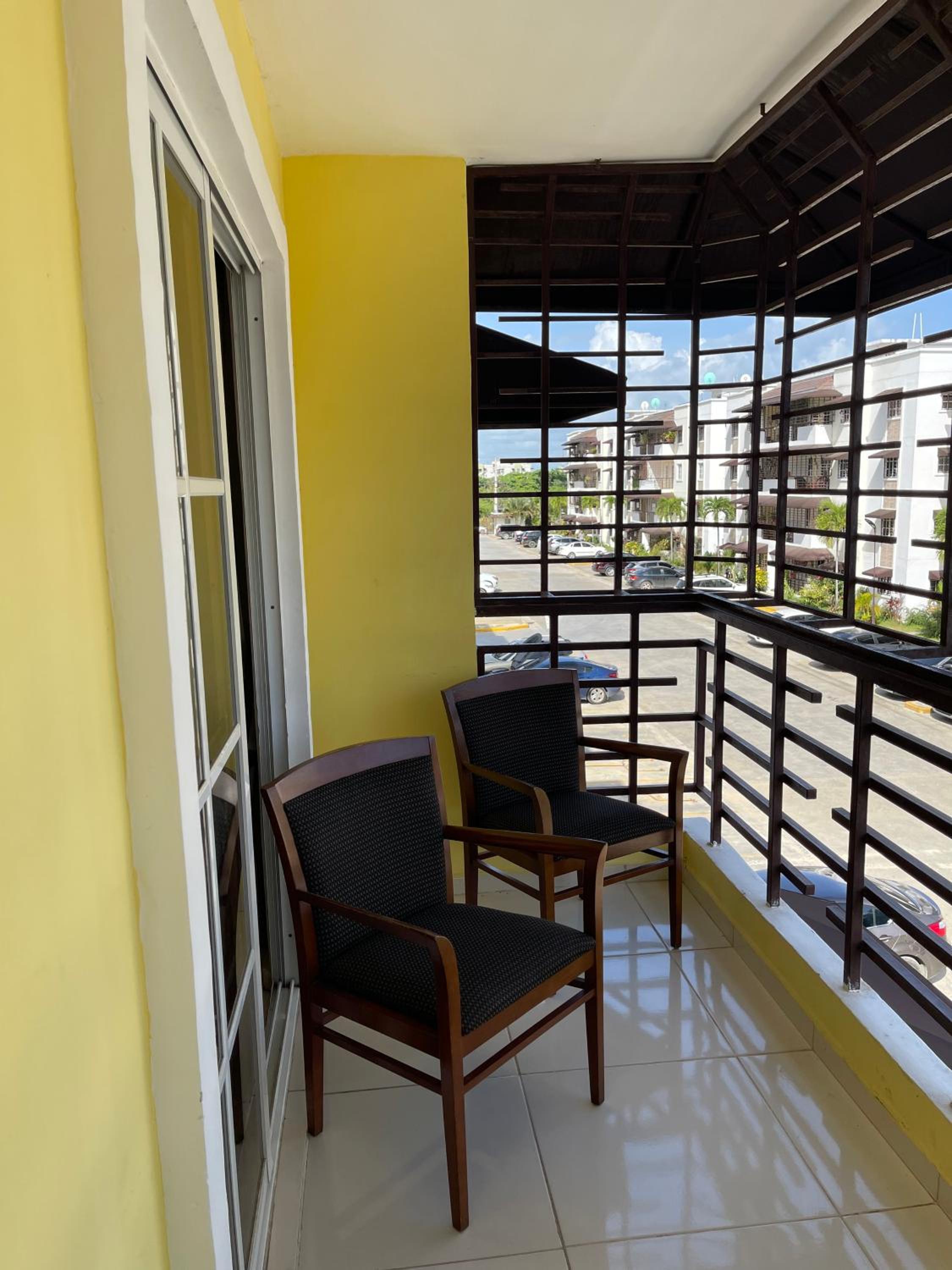 Apartamento Amplio en Residencial de 2 Habitaciones