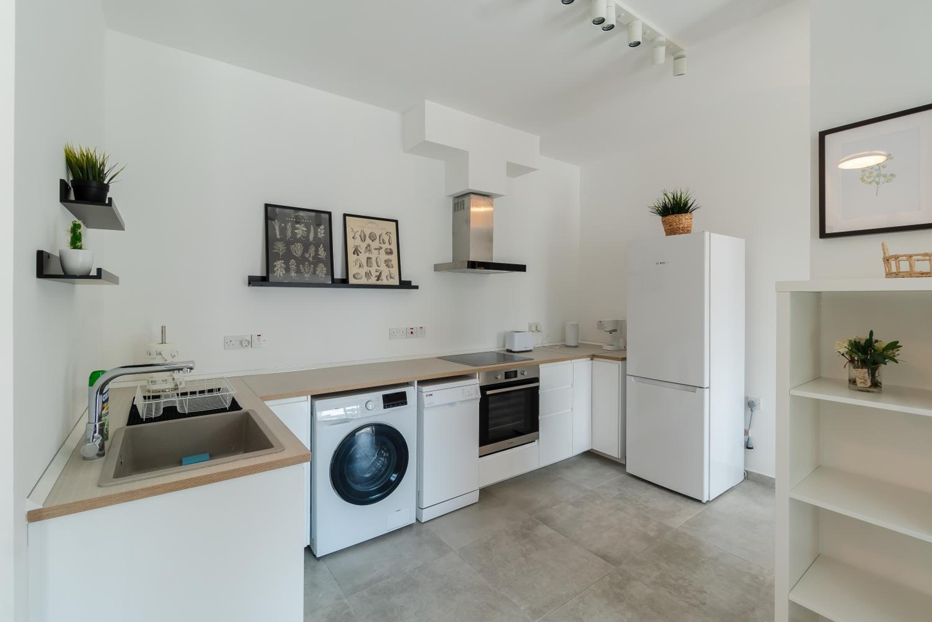 Kition City Apartments - Central Location