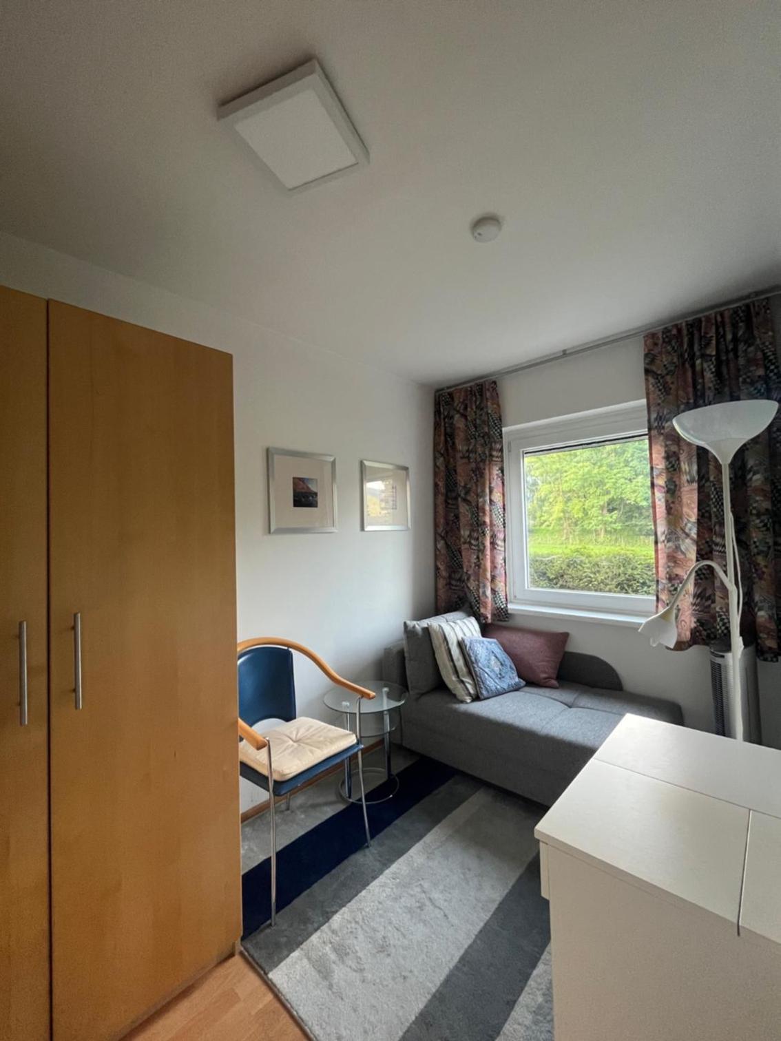 Kärnten Ossiacher See Apartment zwei Zimmer Ferienwohnung direkter Seezugang Strand beheizte Schwimmhalle