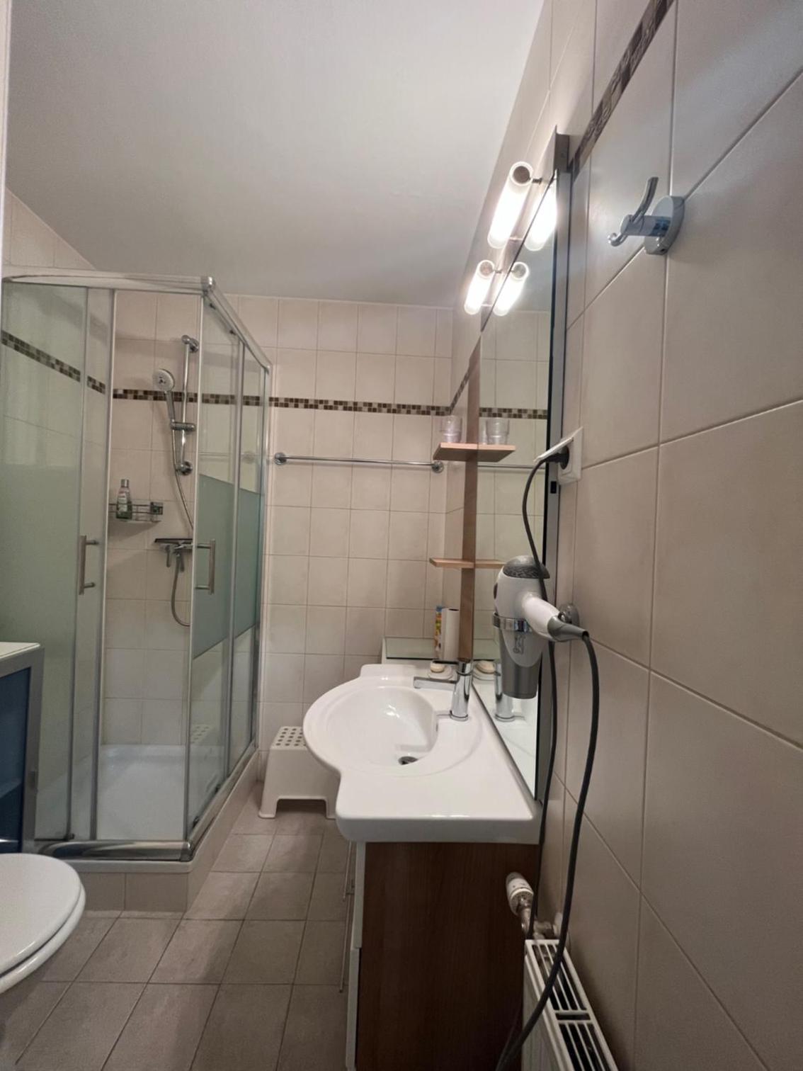 Kärnten Ossiacher See Apartment zwei Zimmer Ferienwohnung direkter Seezugang Strand beheizte Schwimmhalle