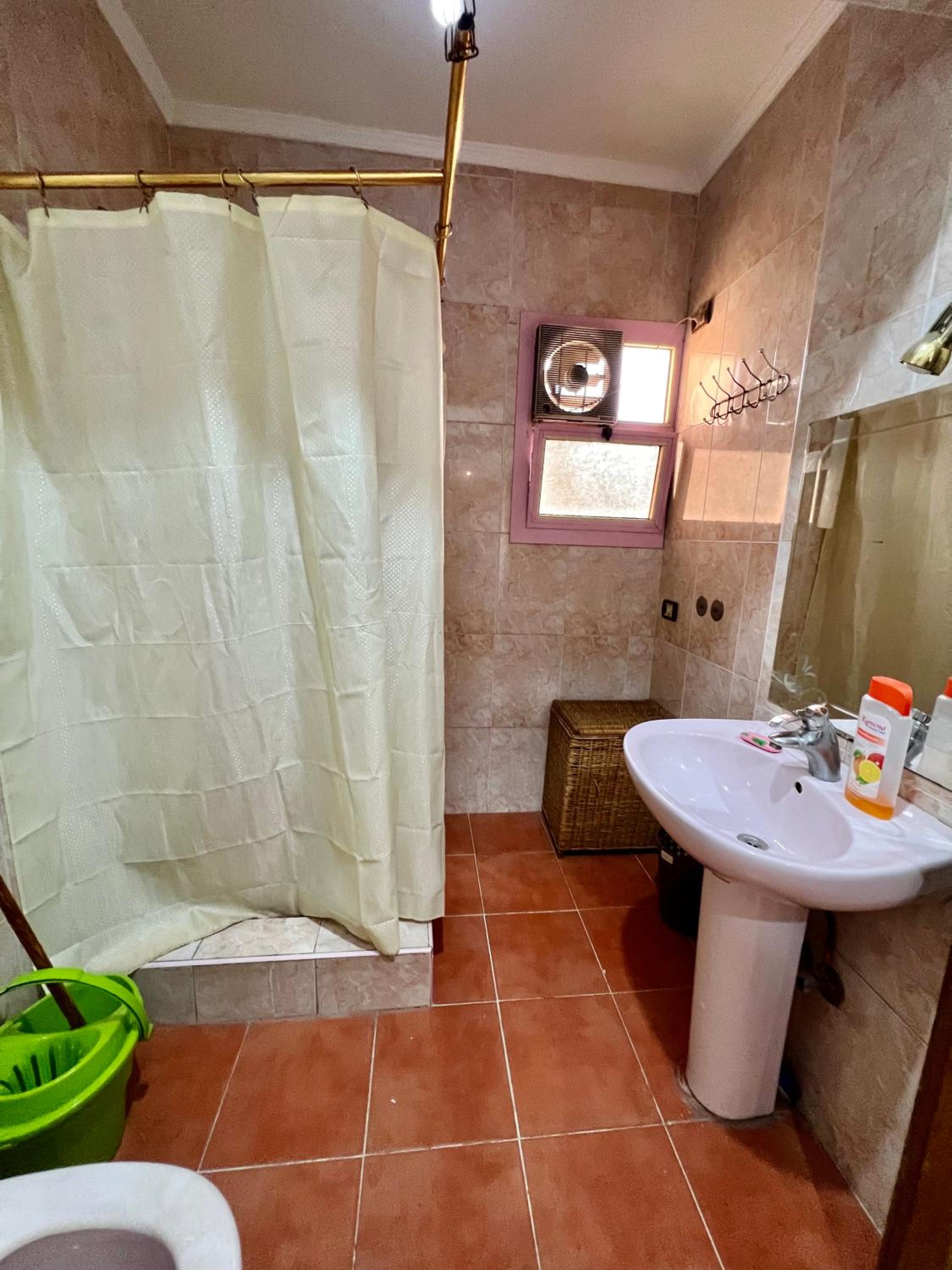Sunny room in Falaki ST near to Tahrer square downtown Cairo
