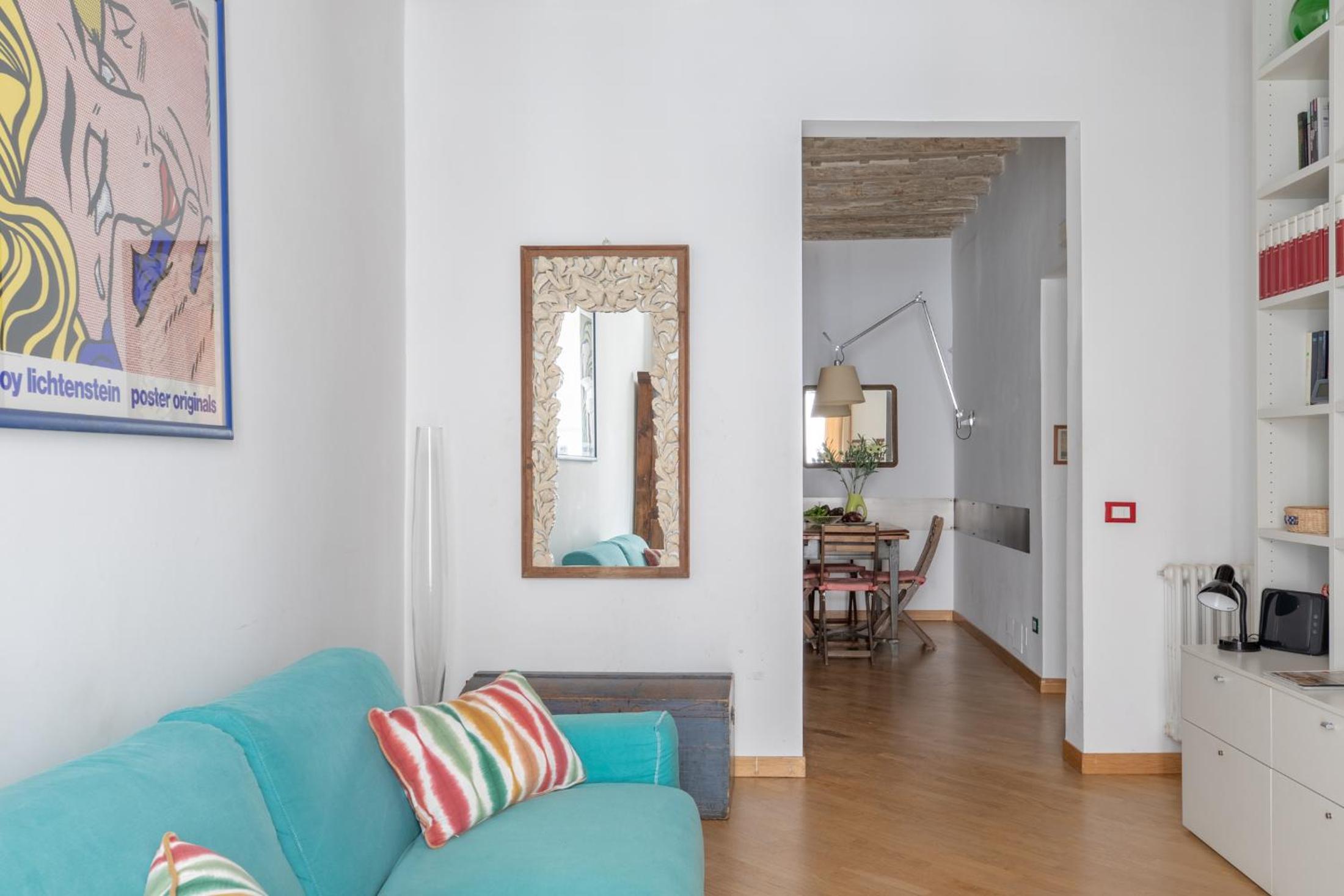 iFlat Colorful and Wood near the Synagogue