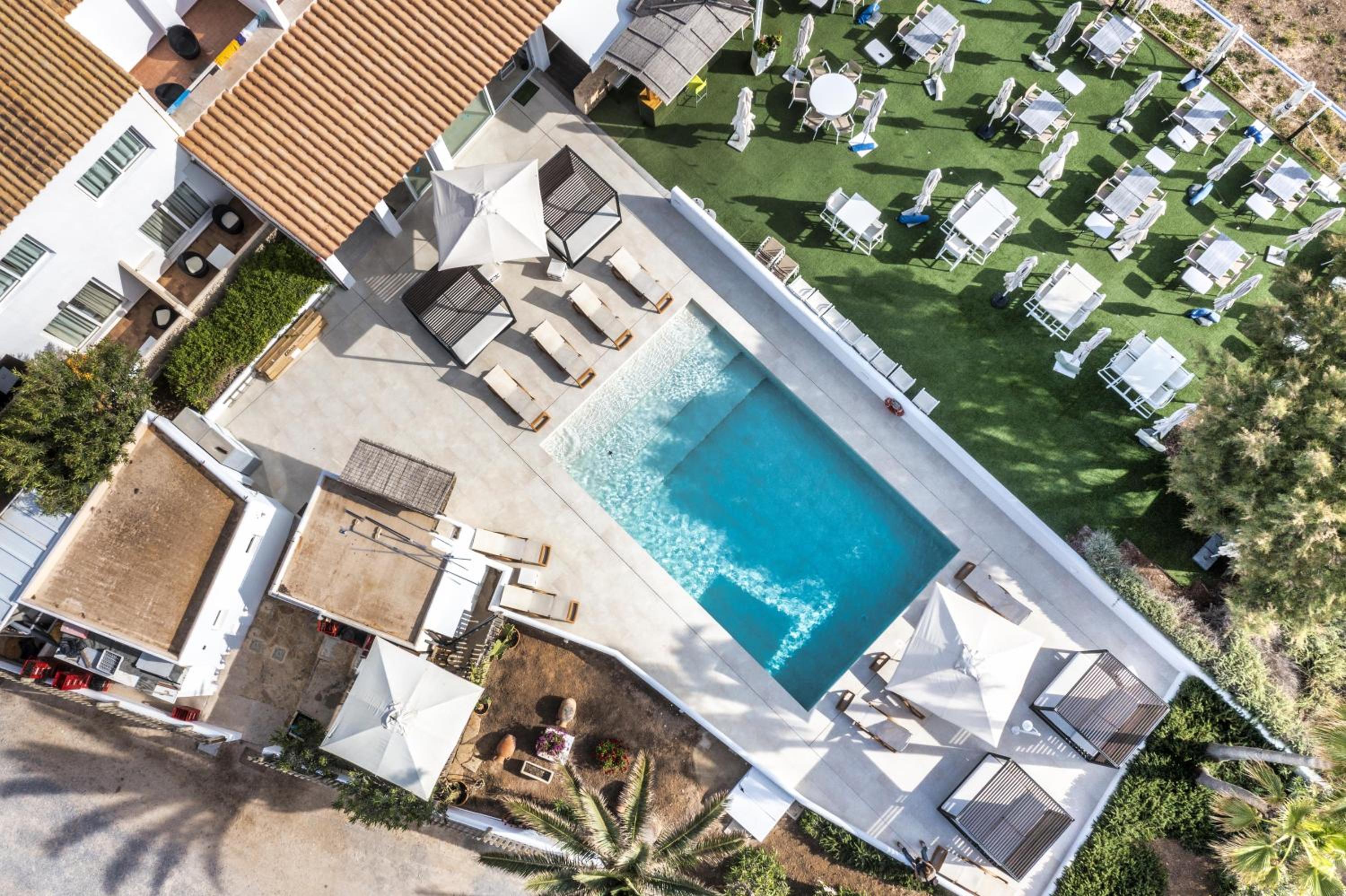 Hotel Apartamentos Es Caló - Image 1