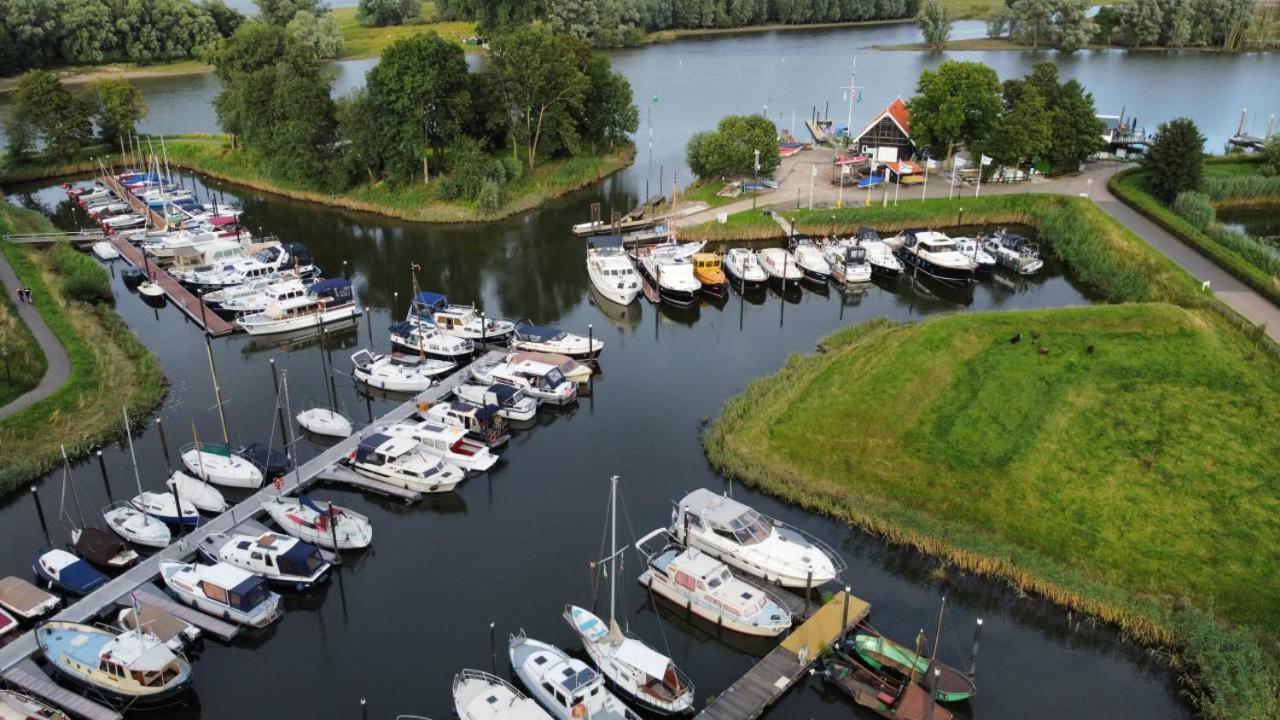 AquaHome - Woudrichem - Bijzonder overnachten op een houseboat aan de Afgedamde Maas view 4