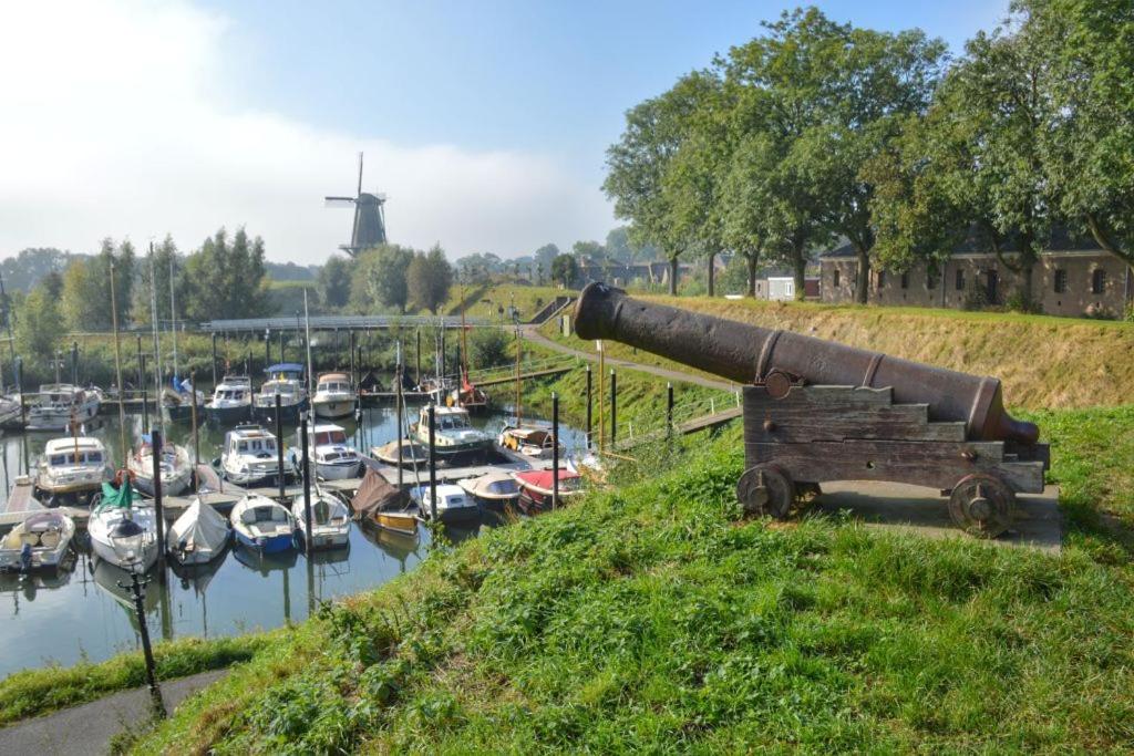 AquaHome - Woudrichem - Bijzonder overnachten op een houseboat aan de Afgedamde Maas view 5