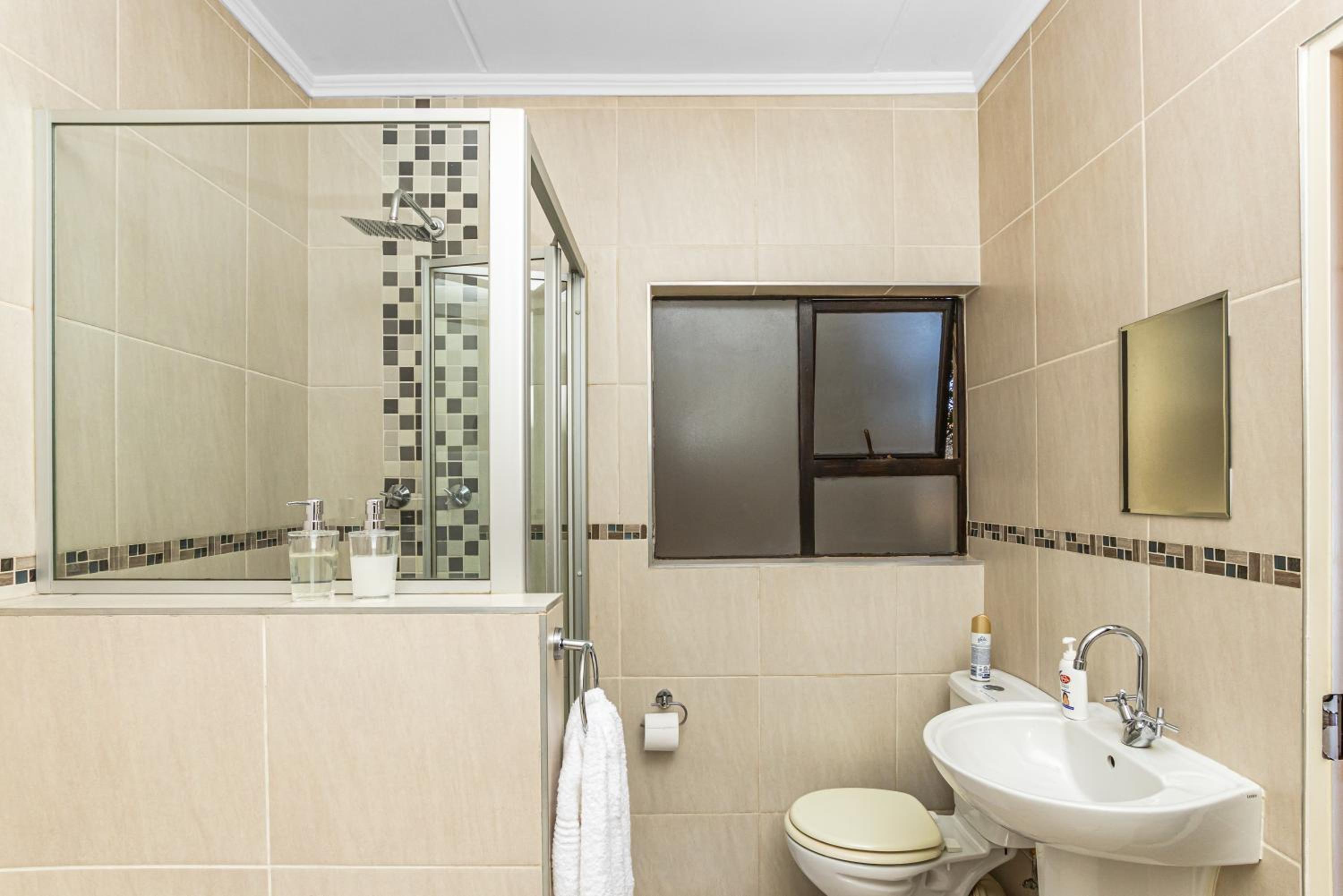 Sunninghill Spacious Executive Condo view 5
