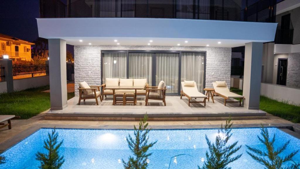 AMY VILLAS