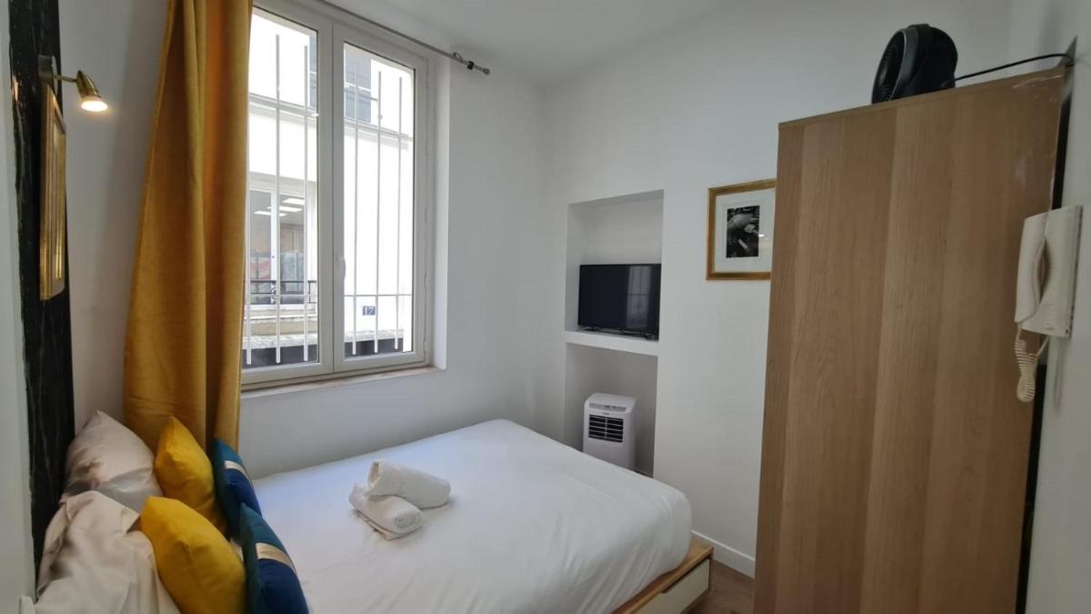 32 Atelier Paris Fashion