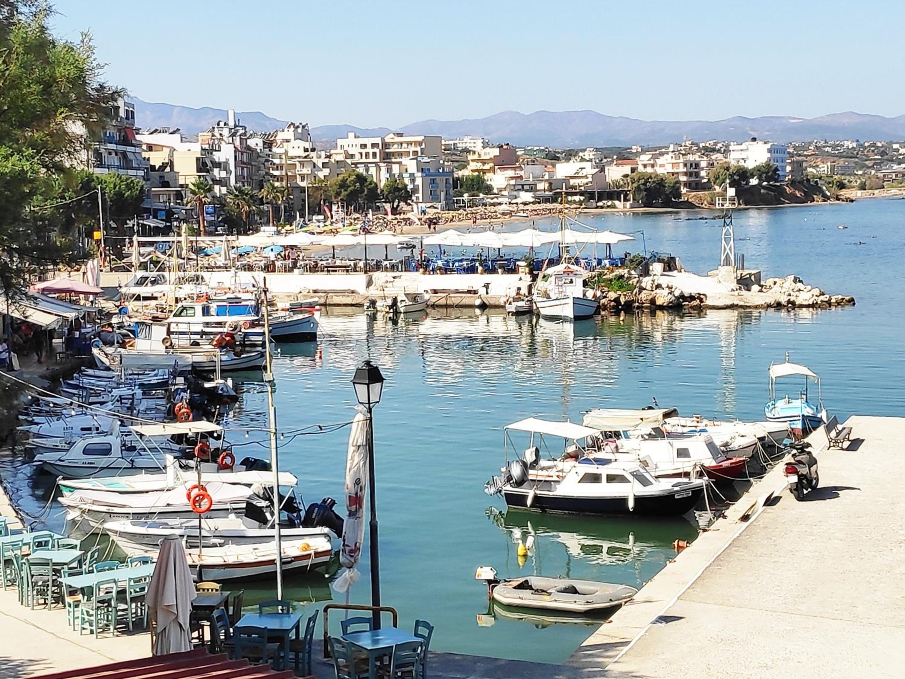 Ολόκληρο διαμέρισμα στόν τρίτο όροφο μέ σαλόνι ,δύο υπνοδωμάτια , κουζίνα , μπάνιο ,καί μεγάλα μπαλκόνια μέ ωραία θέα πάρκου καί ιδιωτικὸ πάρκιν γιά επιβατ view 3