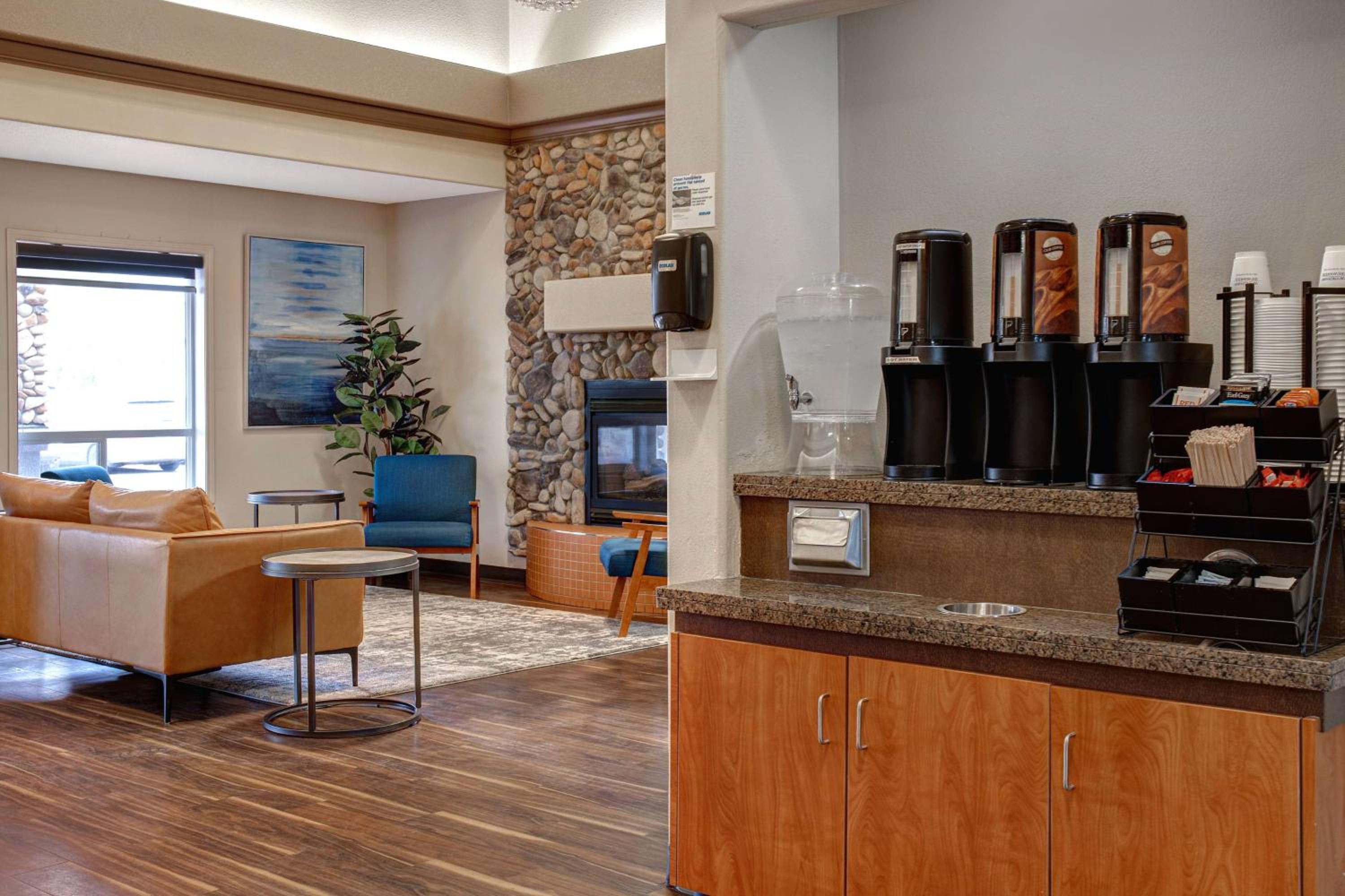 Medicine Hat Vacations - Days Inn by Wyndham Medicine Hat - Property Image 1