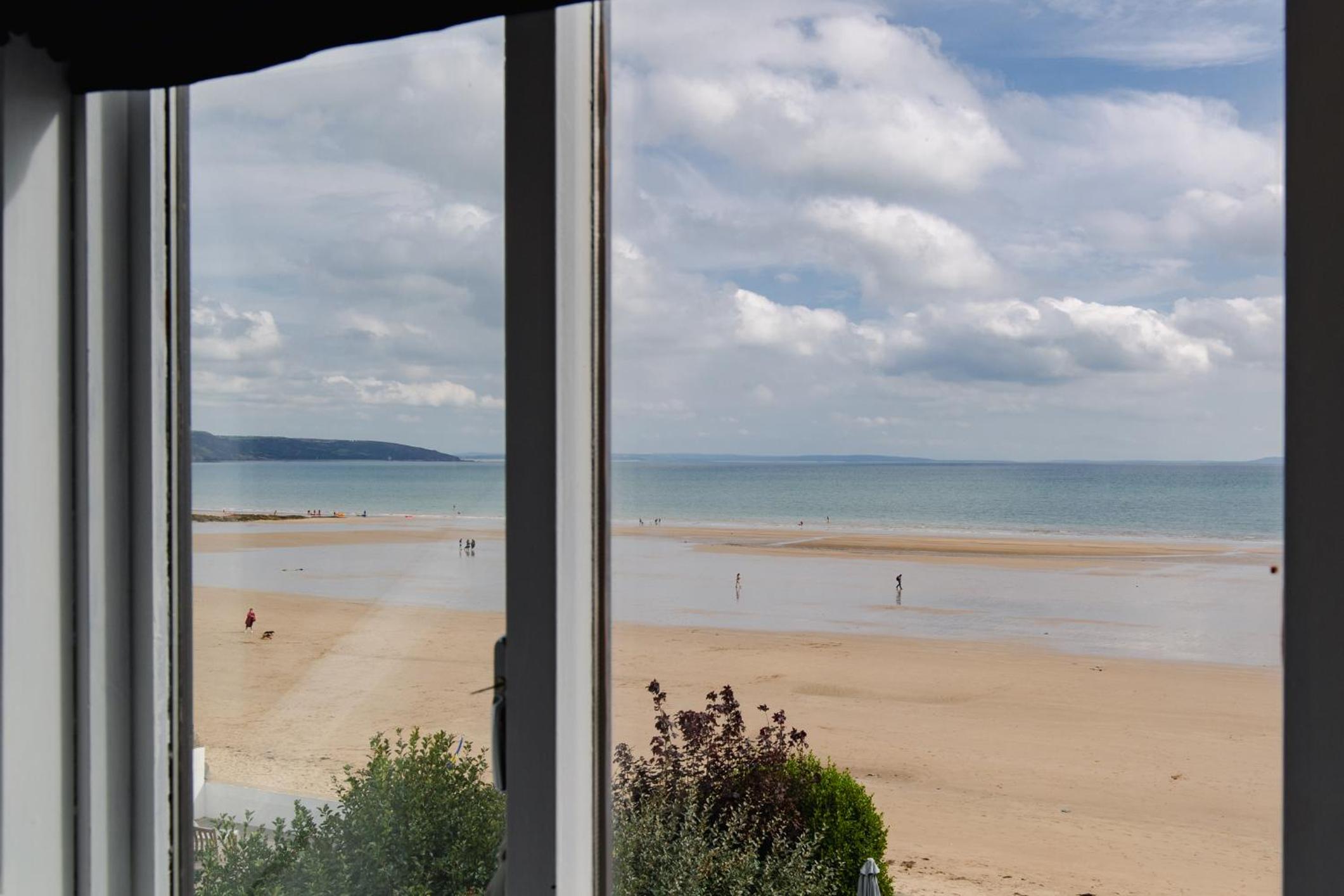 Penrose - Beach House with Direct Beach Access