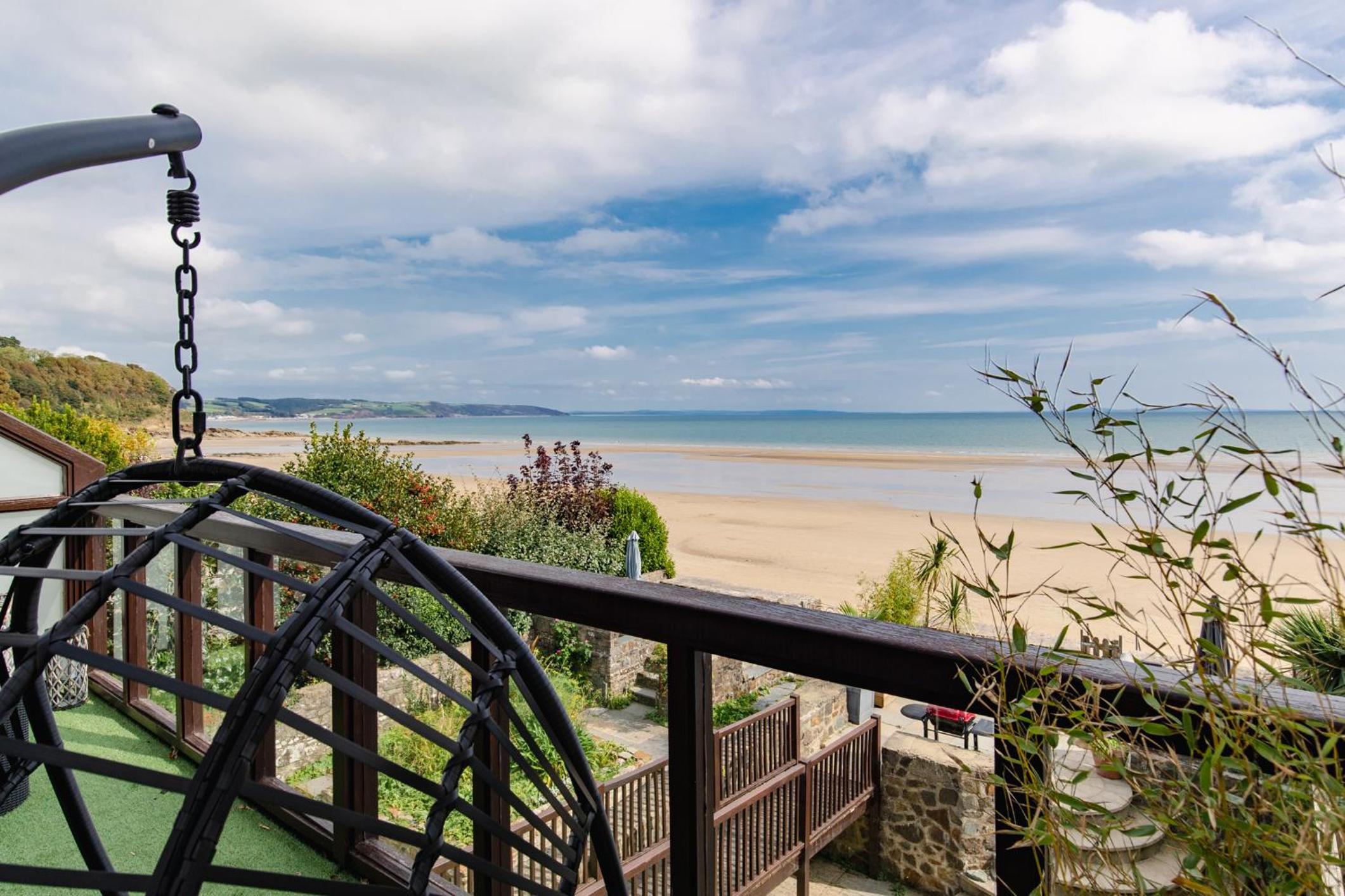 Penrose - Beach House with Direct Beach Access