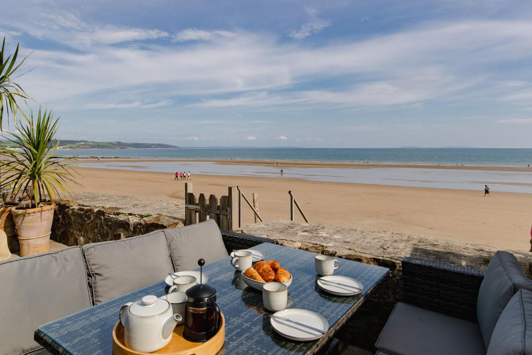 Penrose - Beach House with Direct Beach Access
