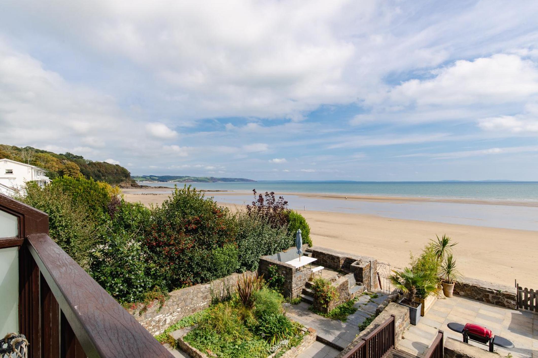 Penrose - Beach House with Direct Beach Access