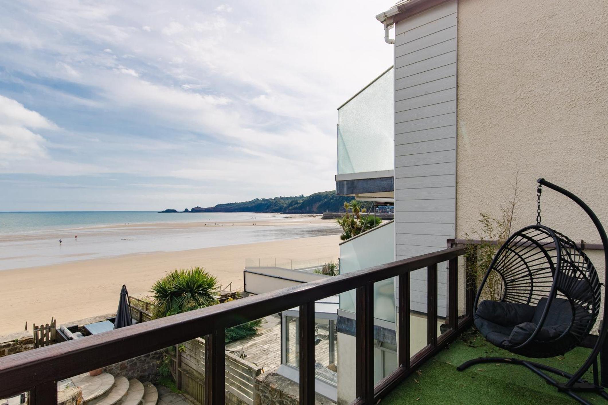 Penrose - Beach House with Direct Beach Access