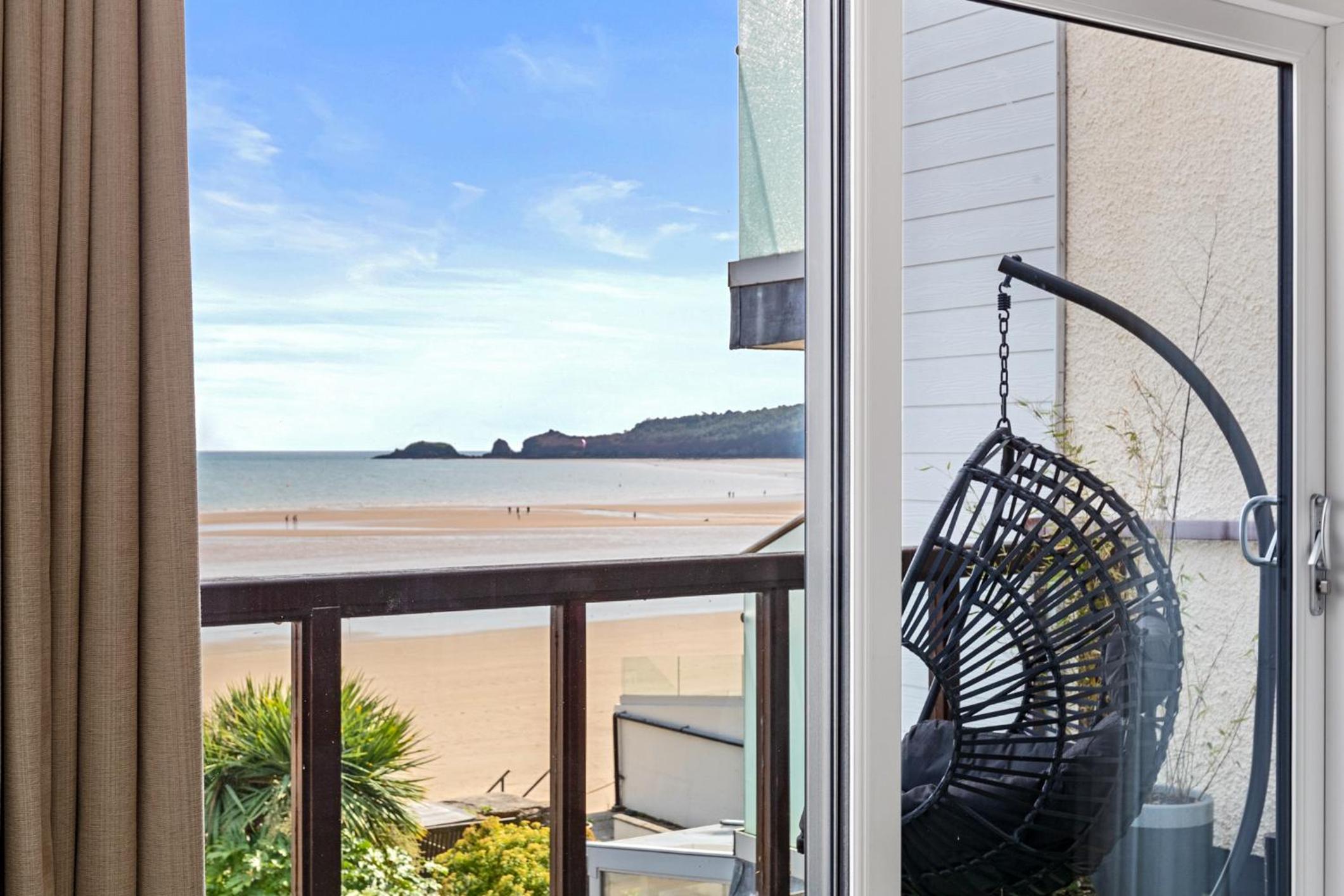 Penrose - Beach House with Direct Beach Access
