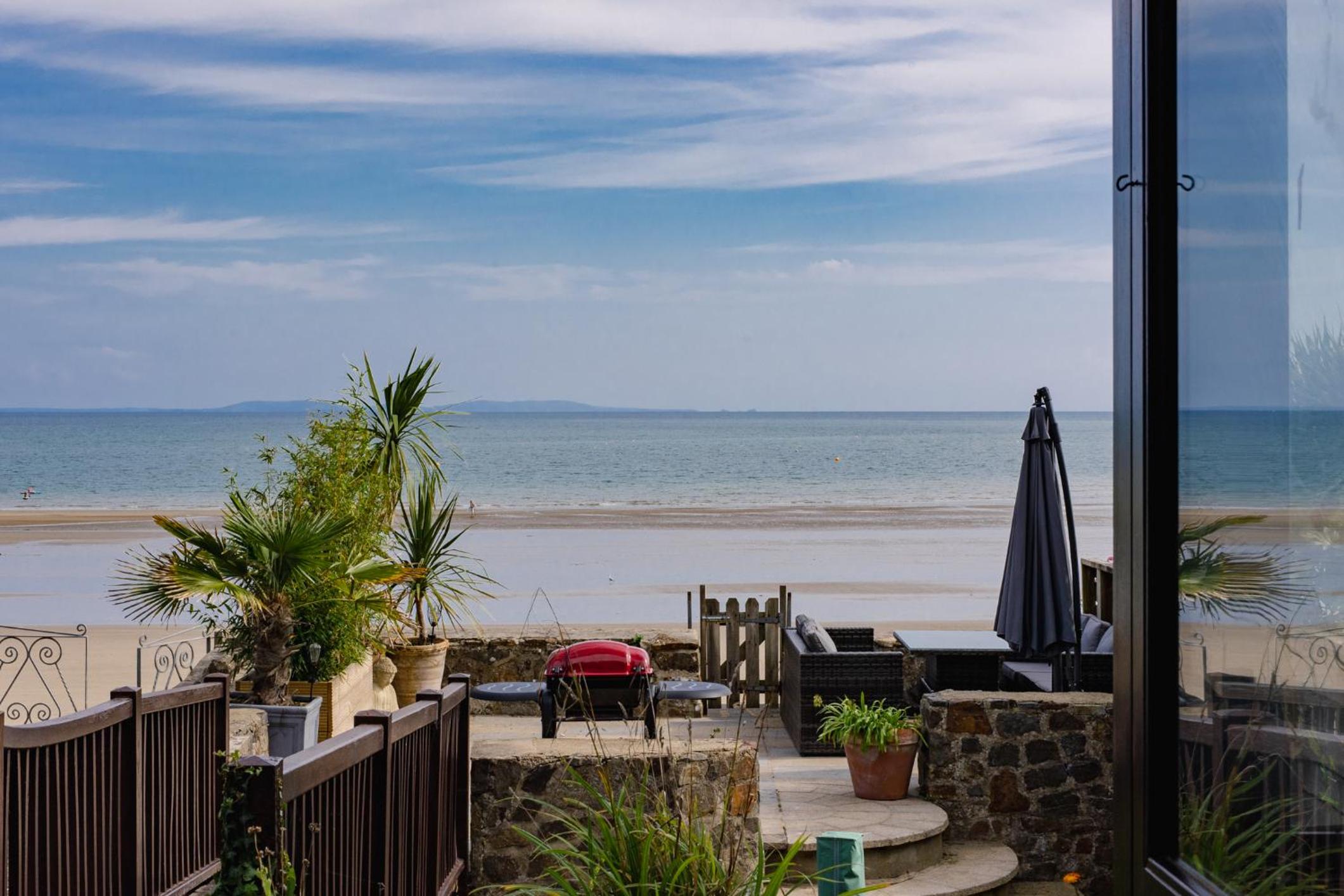 Penrose - Beach House with Direct Beach Access